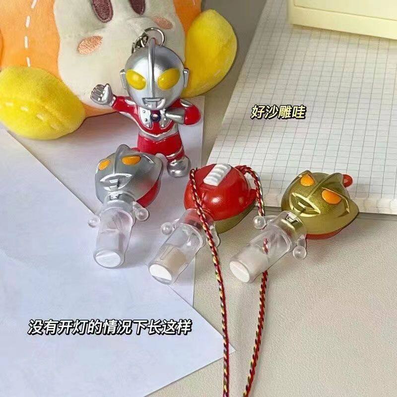 작은 빨간 책의 울트라맨 빛나는 휘파람 일본 애니메이션 옷걸이 그림 장난감 학생 소년 생일 선물