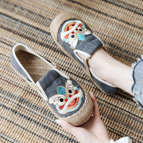 新款绣花布鞋平底女款