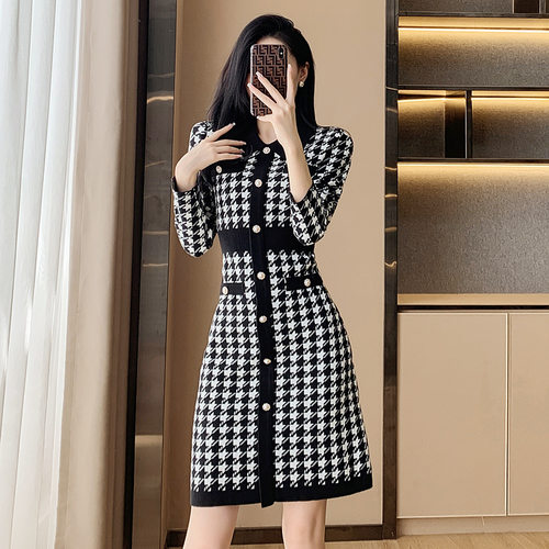 惊艳裙子高级感千鸟格针织连衣裙女秋冬新款减龄显瘦打底毛衣裙子