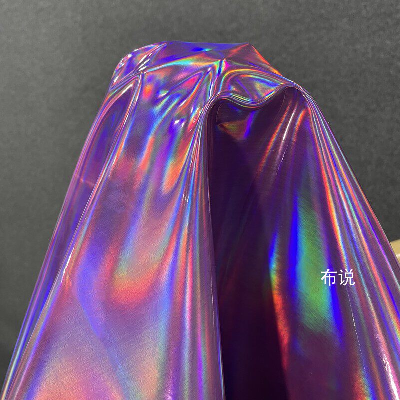 加厚硬 高亮度镭射幻彩紫色pu皮革布料 防水镜面反光七彩设计面料