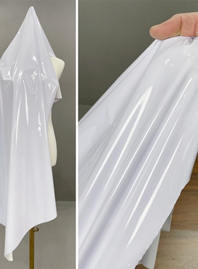 高弹力大白纯白色镜面皮革亮面pu仿皮布料光滑反光防水设计师面料