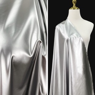 光泽亮面银色仿皮布料-鲸鲨鱼皮丝滑质感-金属银膜羽绒服棉服面料