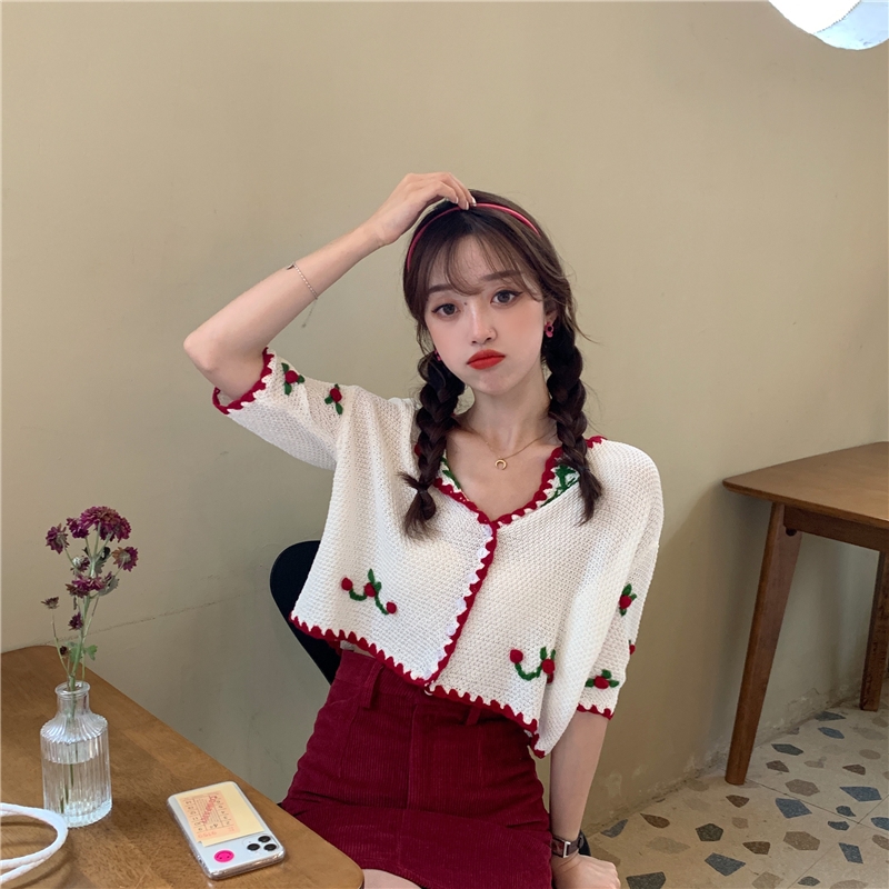 Real shot and real price Korean lady slim retro heavy industry three dimensional embroidery flower breasted T-shirt