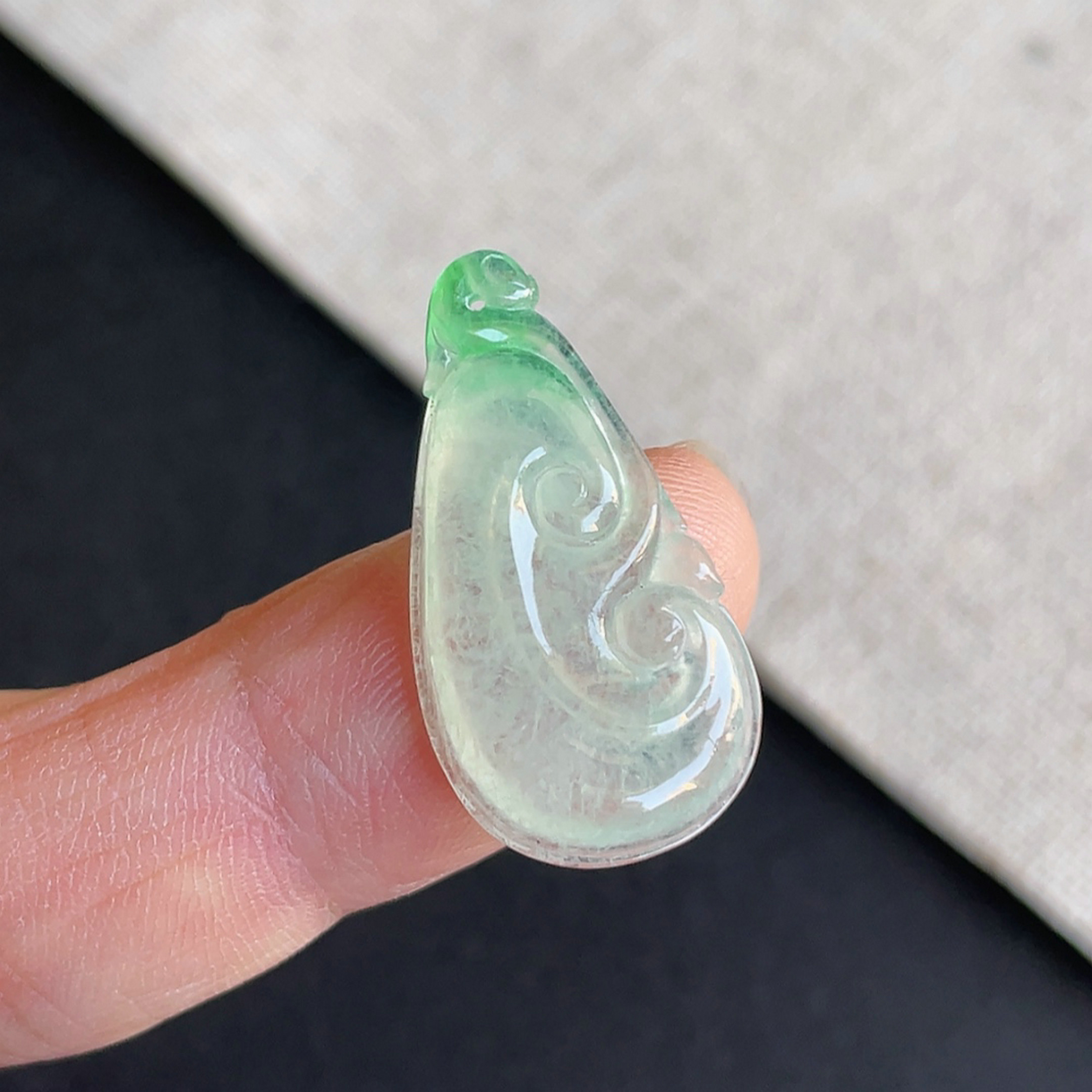 翡翠老坑冰种飘阳绿如意吊坠