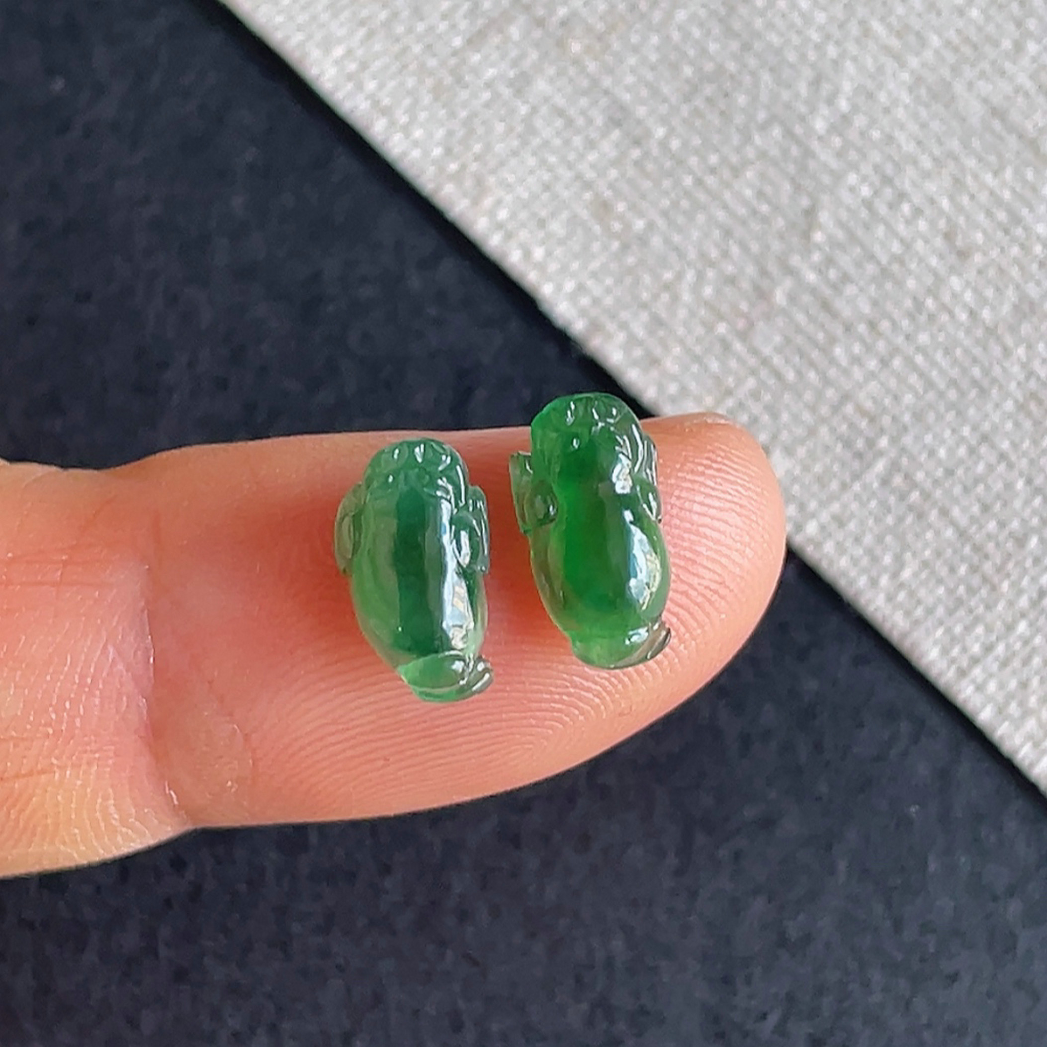 翡翠a货冰种辣绿三脚金蟾一对