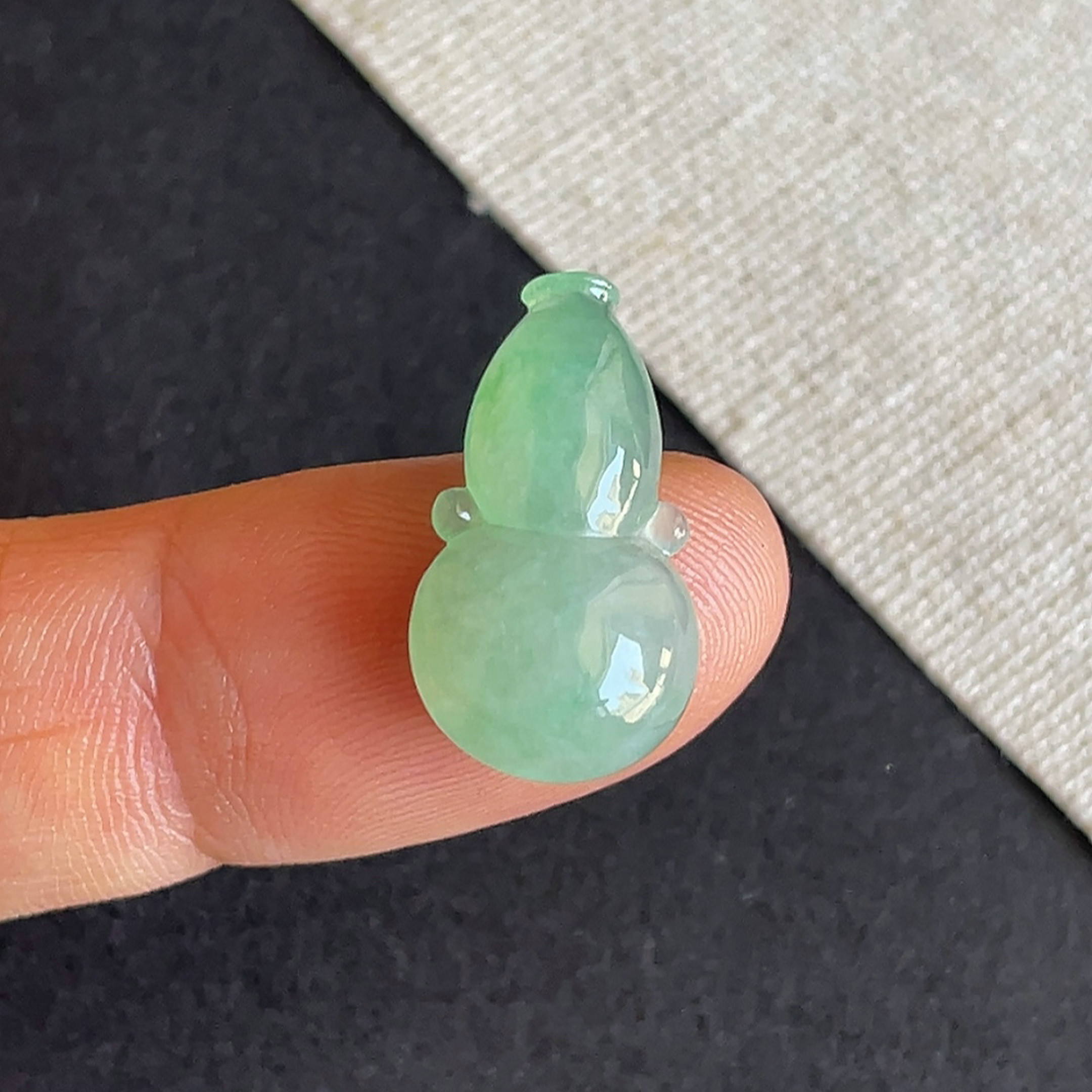 缅甸翡翠a货冰糯种阳绿葫芦戒面 天然玉石送证书 金晶翡翠