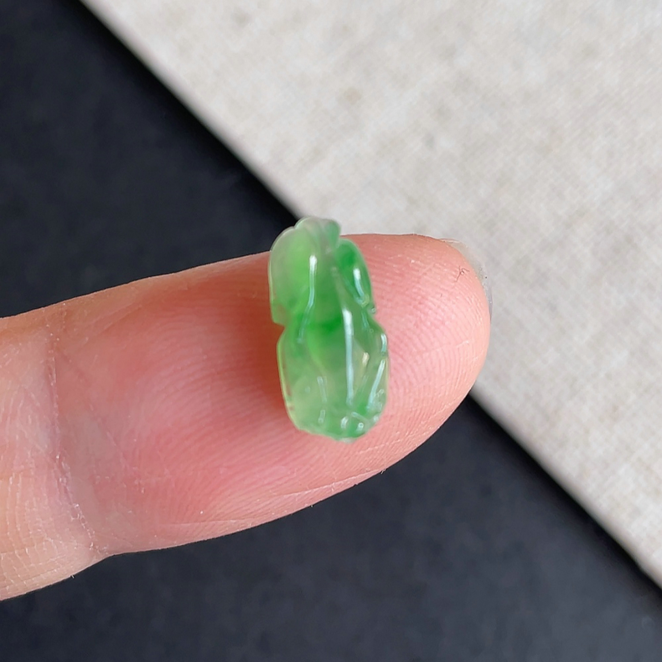 缅甸翡翠冰种飘阳绿金蟾戒面