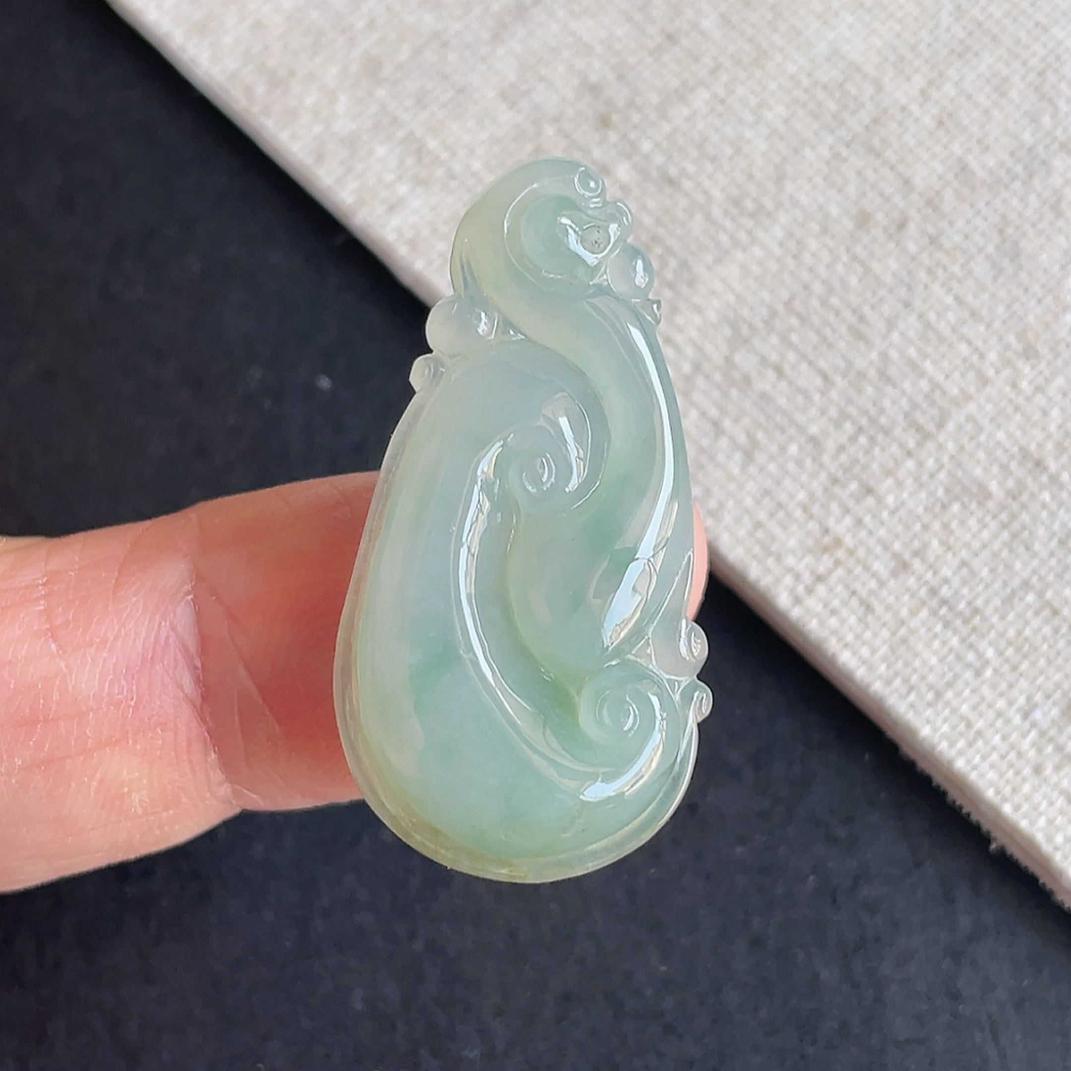 缅甸翡翠冰糯种满色如意吊坠颈饰