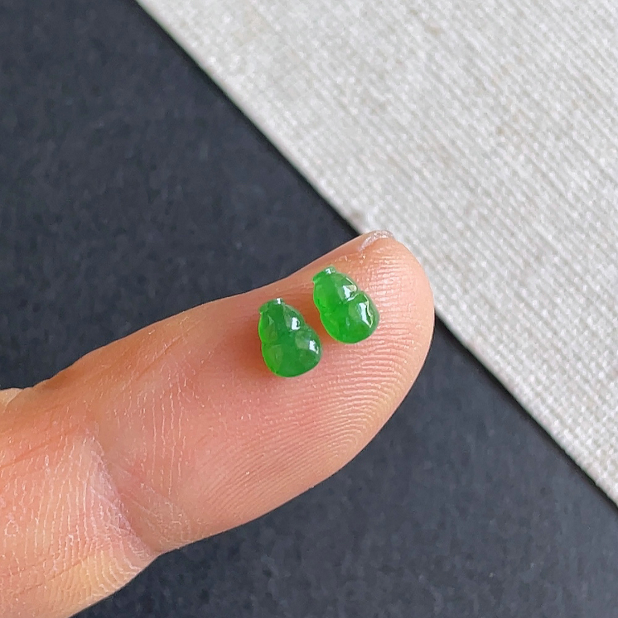 翡翠a货冰种阳绿葫芦戒面一对
