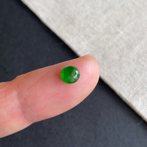 A货翡翠老坑冰种阳绿蛋面戒面