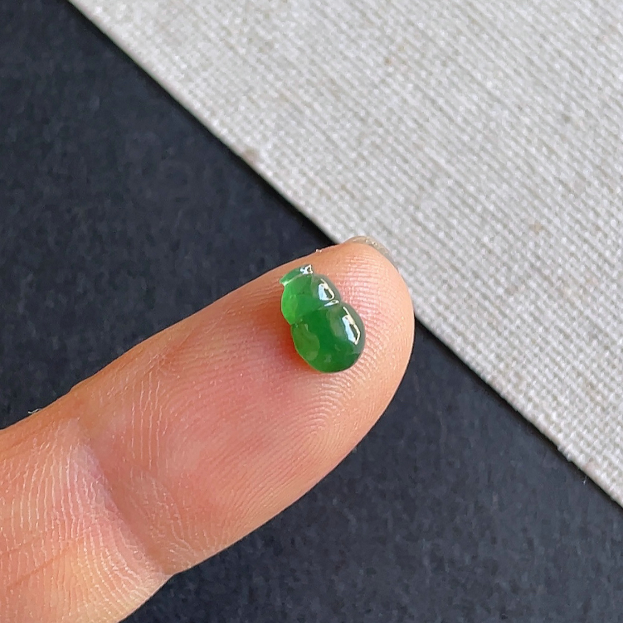 缅甸翡翠a货冰种阳绿葫芦戒面