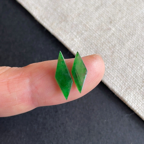 A货翡翠老坑冰种辣绿随形一套