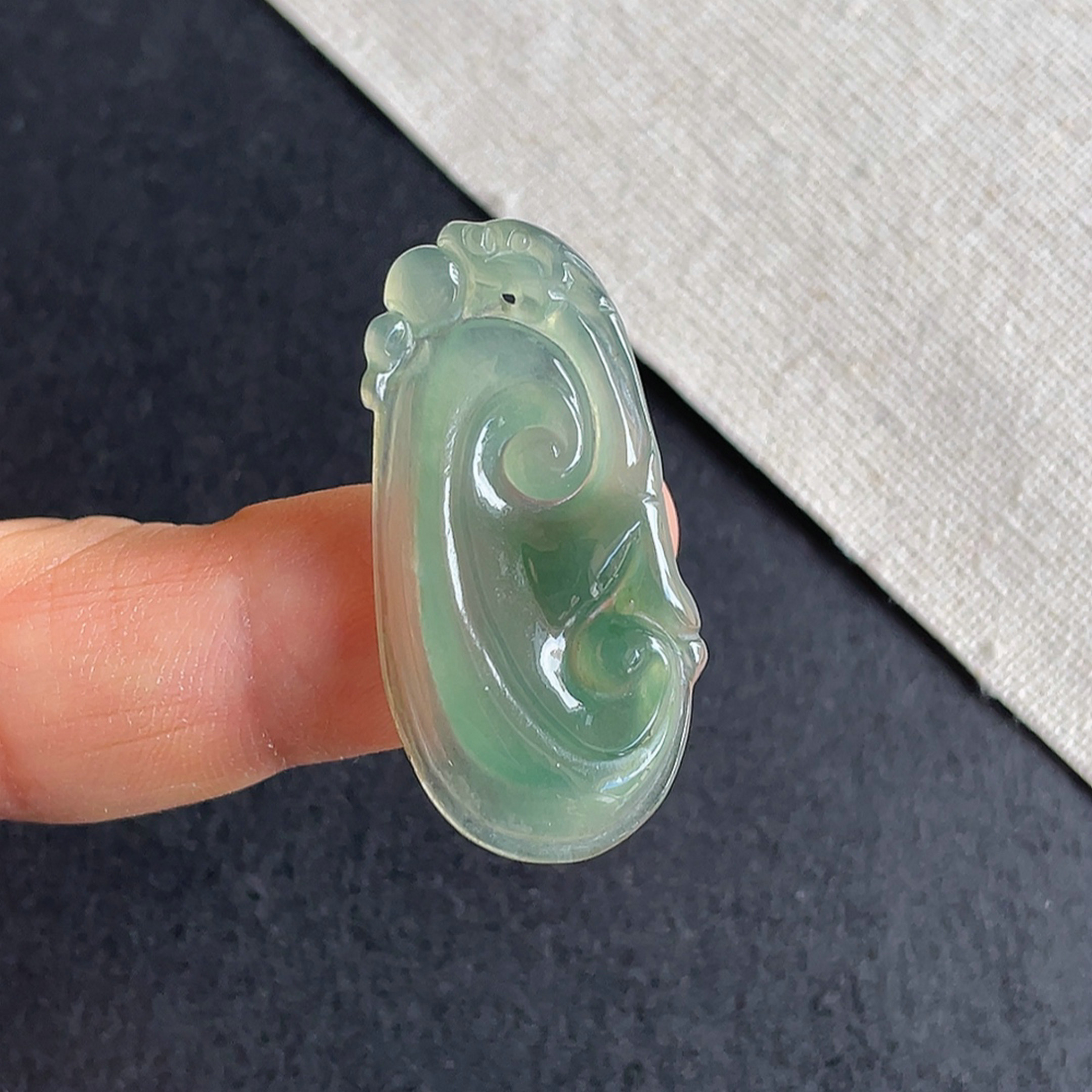 天然缅甸翡翠冰种满色如意吊坠
