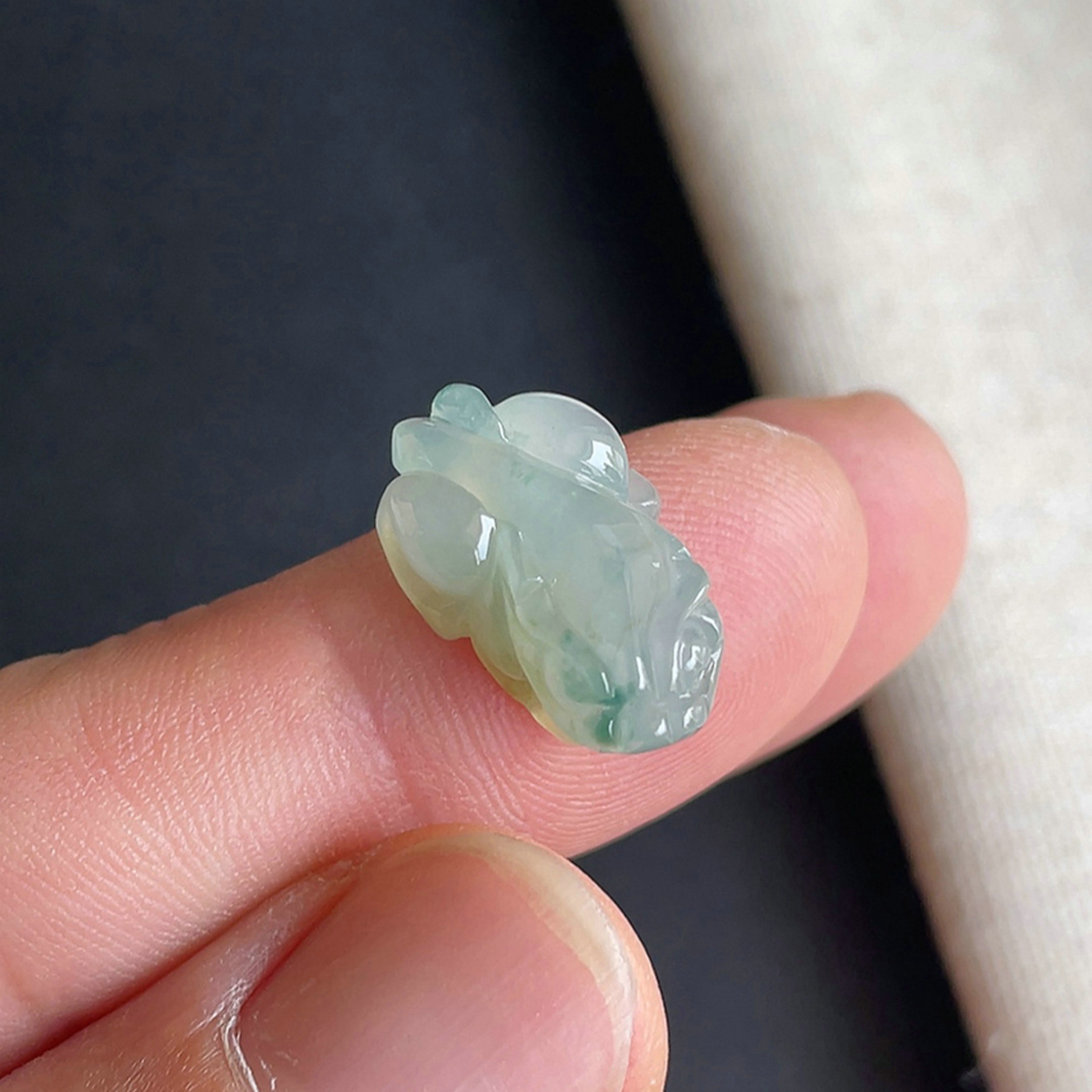 飘绿貔貅戒面缅甸天然翡翠A货
