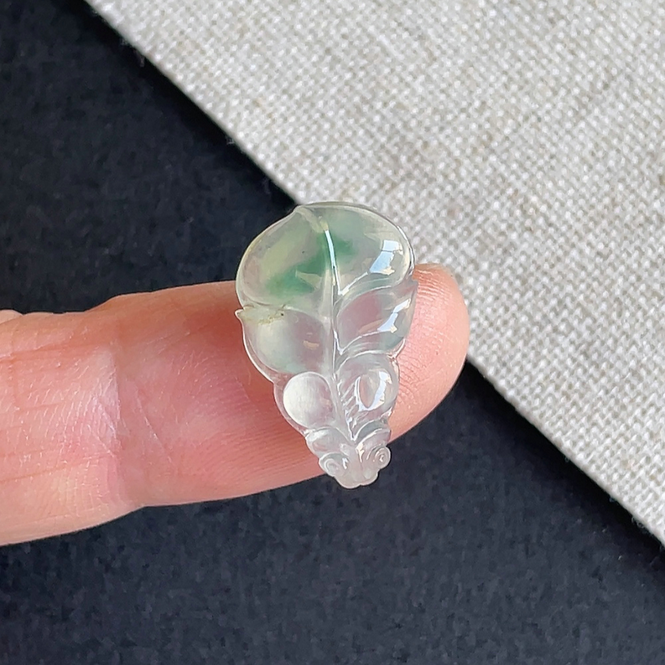 翡翠老坑冰种飘绿花翡翠鱼戒面