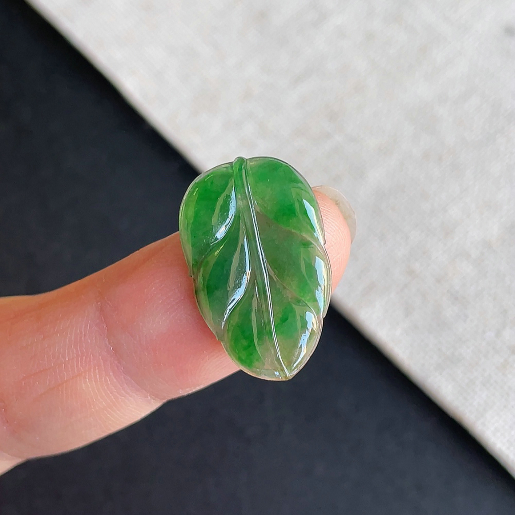 1212-7缅甸天然A货翡翠老坑冰种阳绿叶子吊坠～金晶翡翠