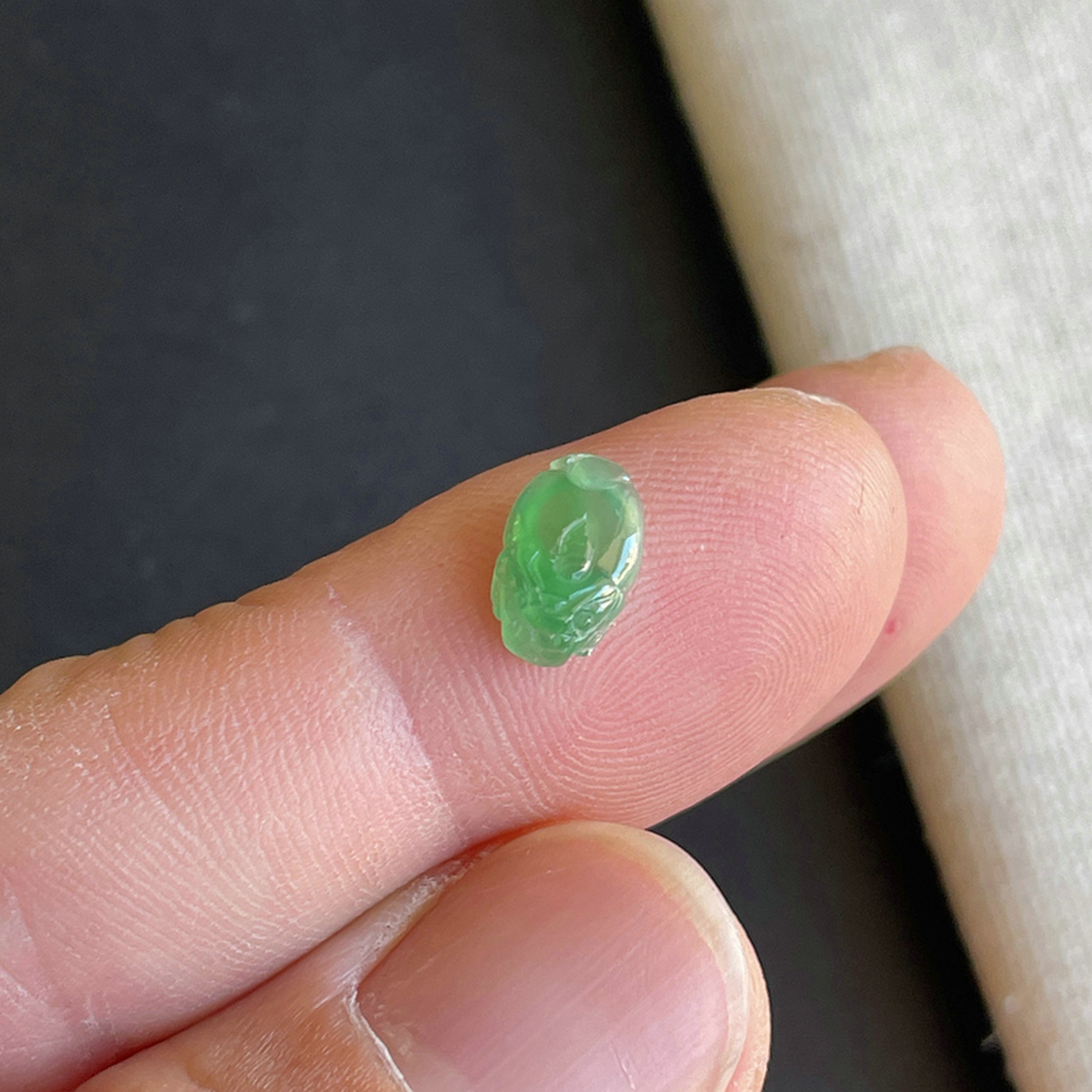 冰种阳绿貔貅戒面翡翠A货玉石