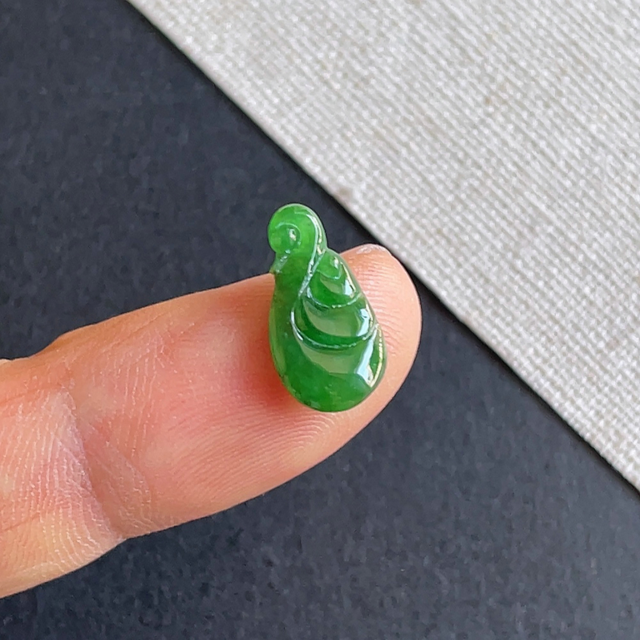 天然a货翡翠冰种辣绿如意戒面