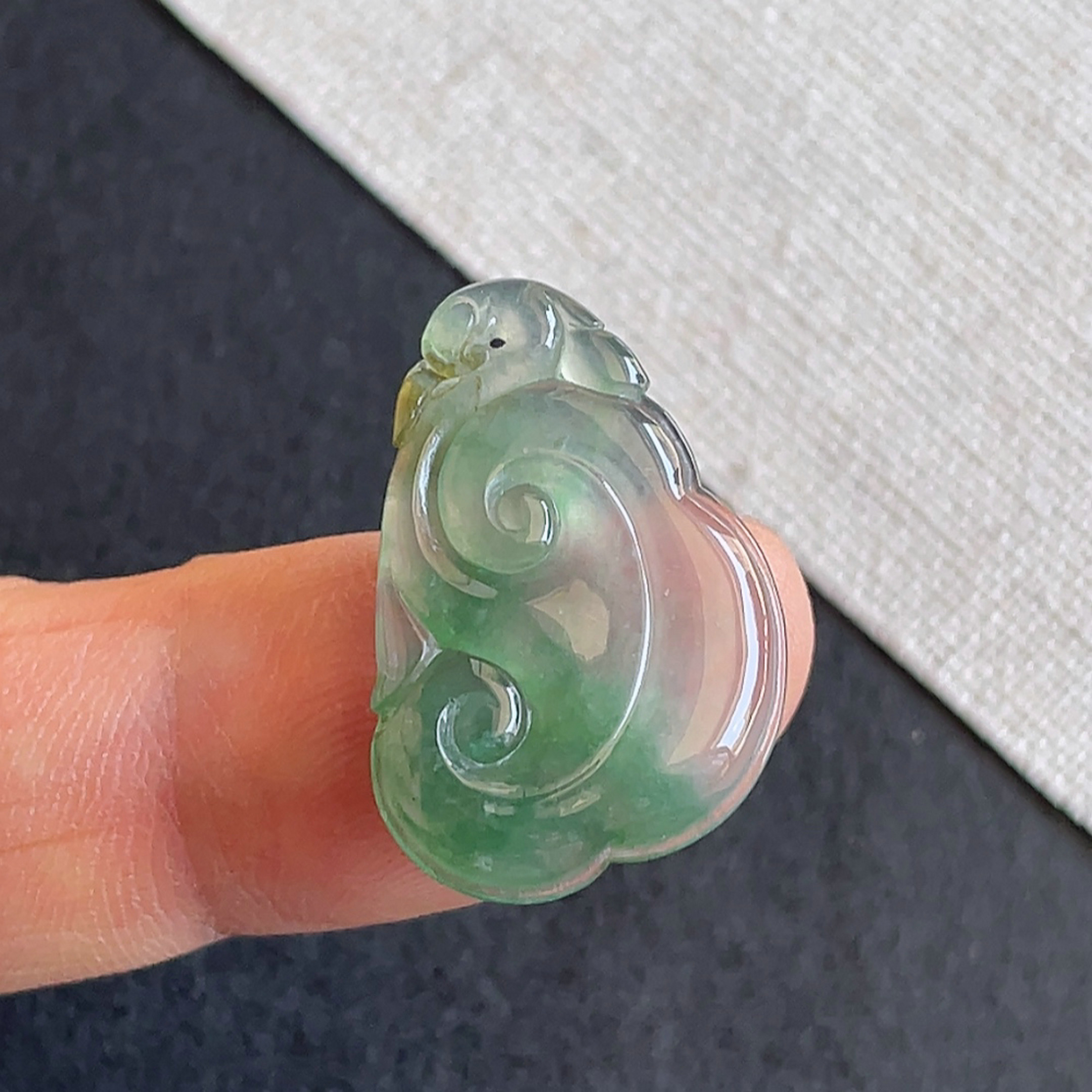 翡翠a货老坑冰种飘绿如意吊坠