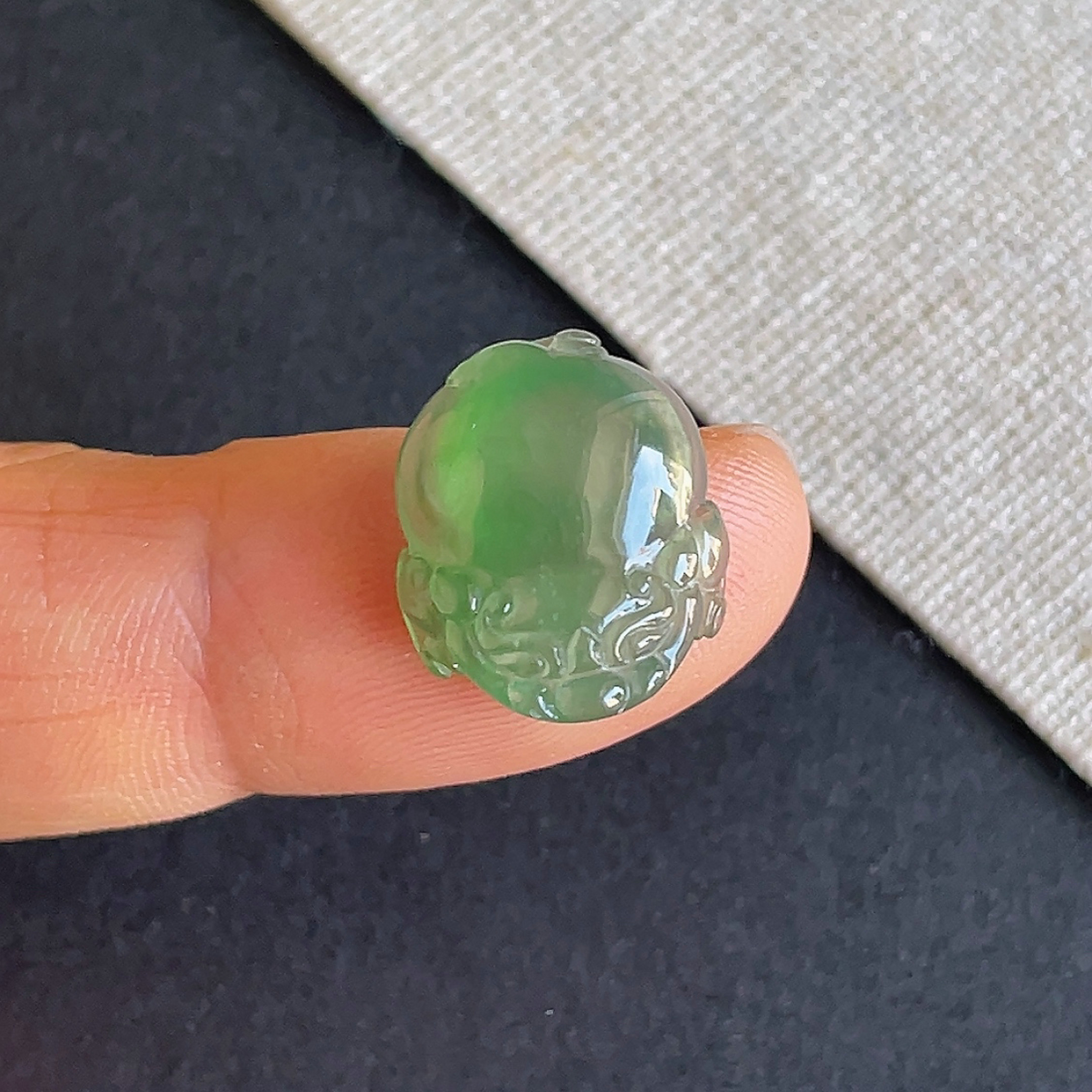 天然翡翠冰种满绿三脚金蟾戒面