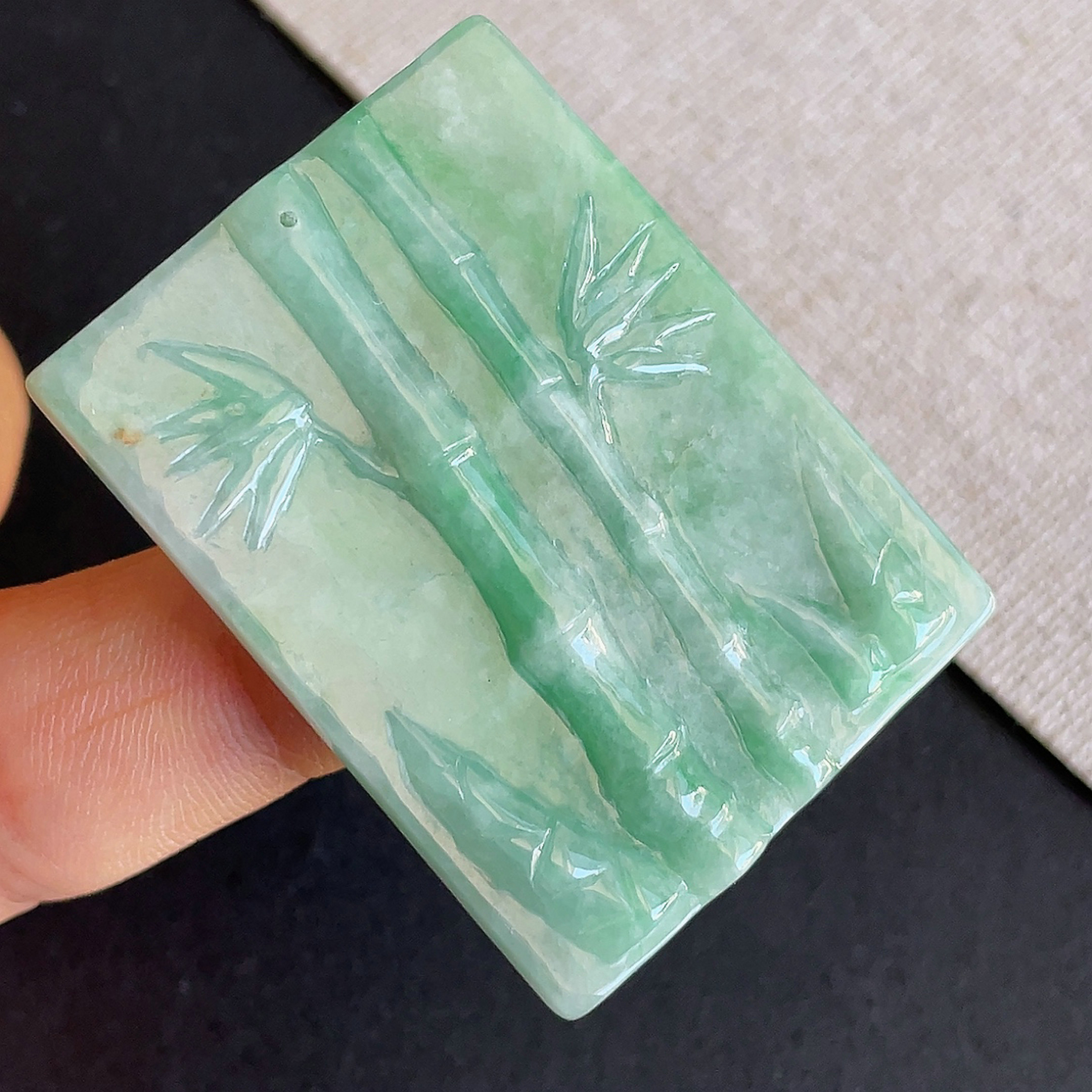 天然缅甸翡翠豆阳绿竹节牌吊坠