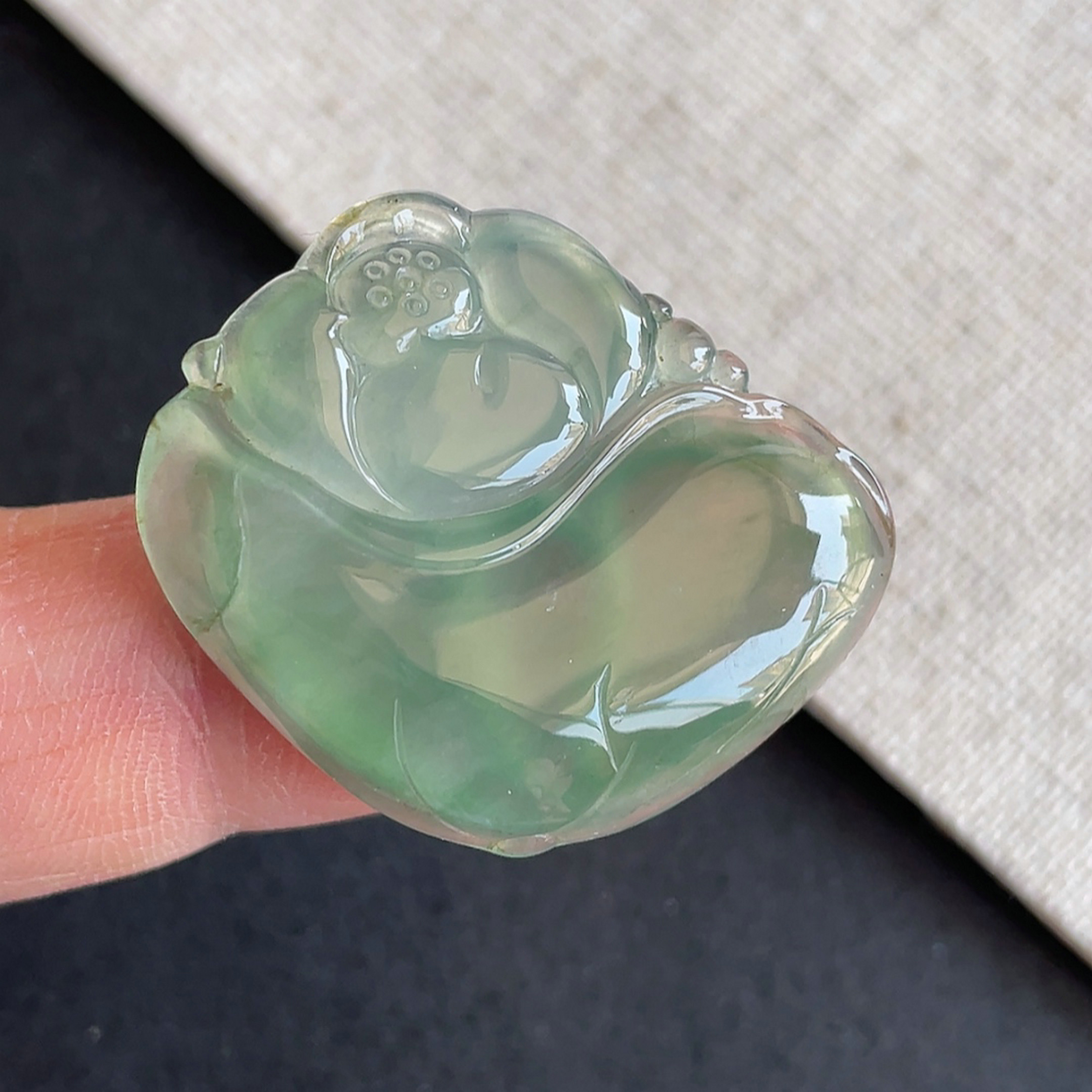 缅甸翡翠冰种满色荷叶吊坠