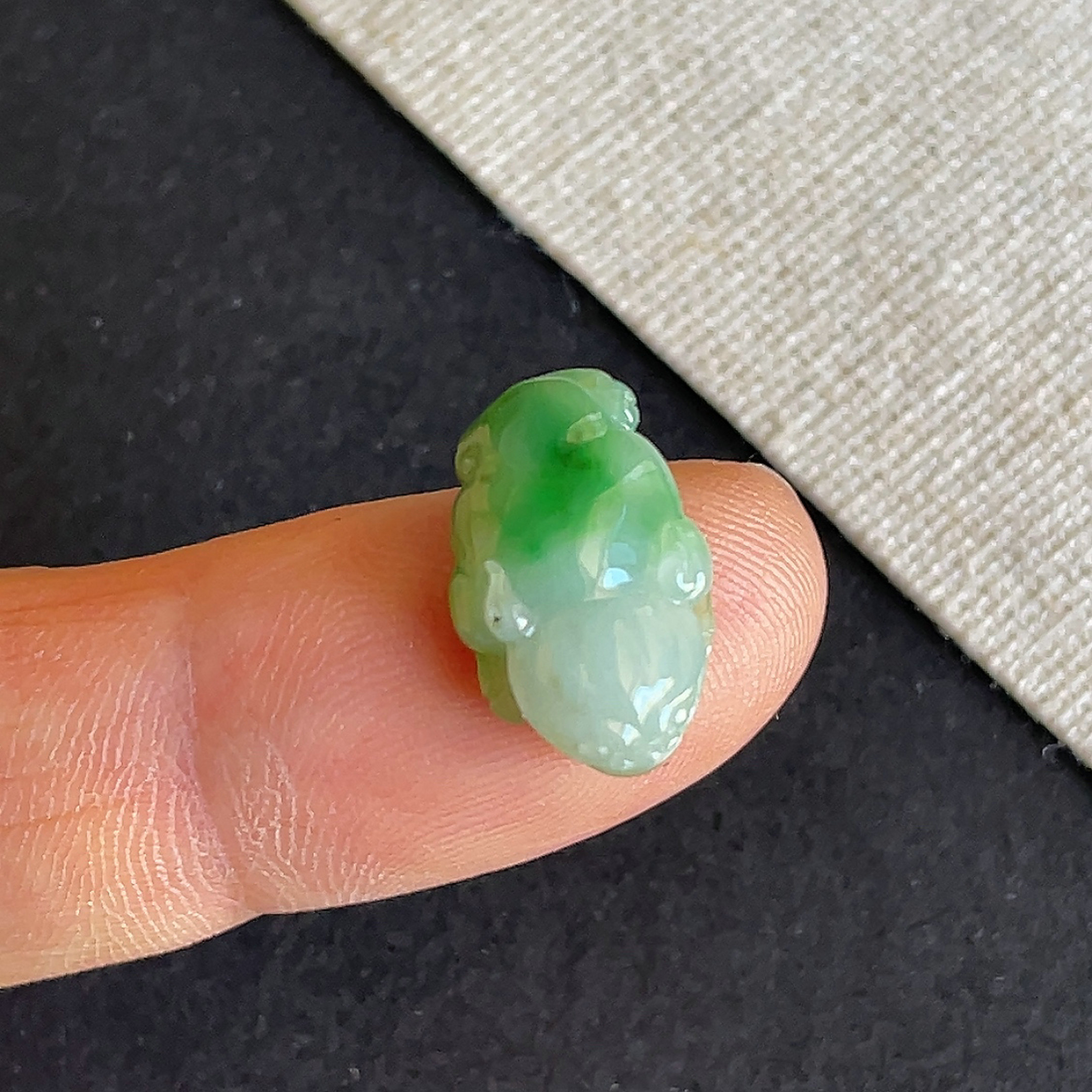 天然缅甸翡翠飘阳绿金蟾戒面