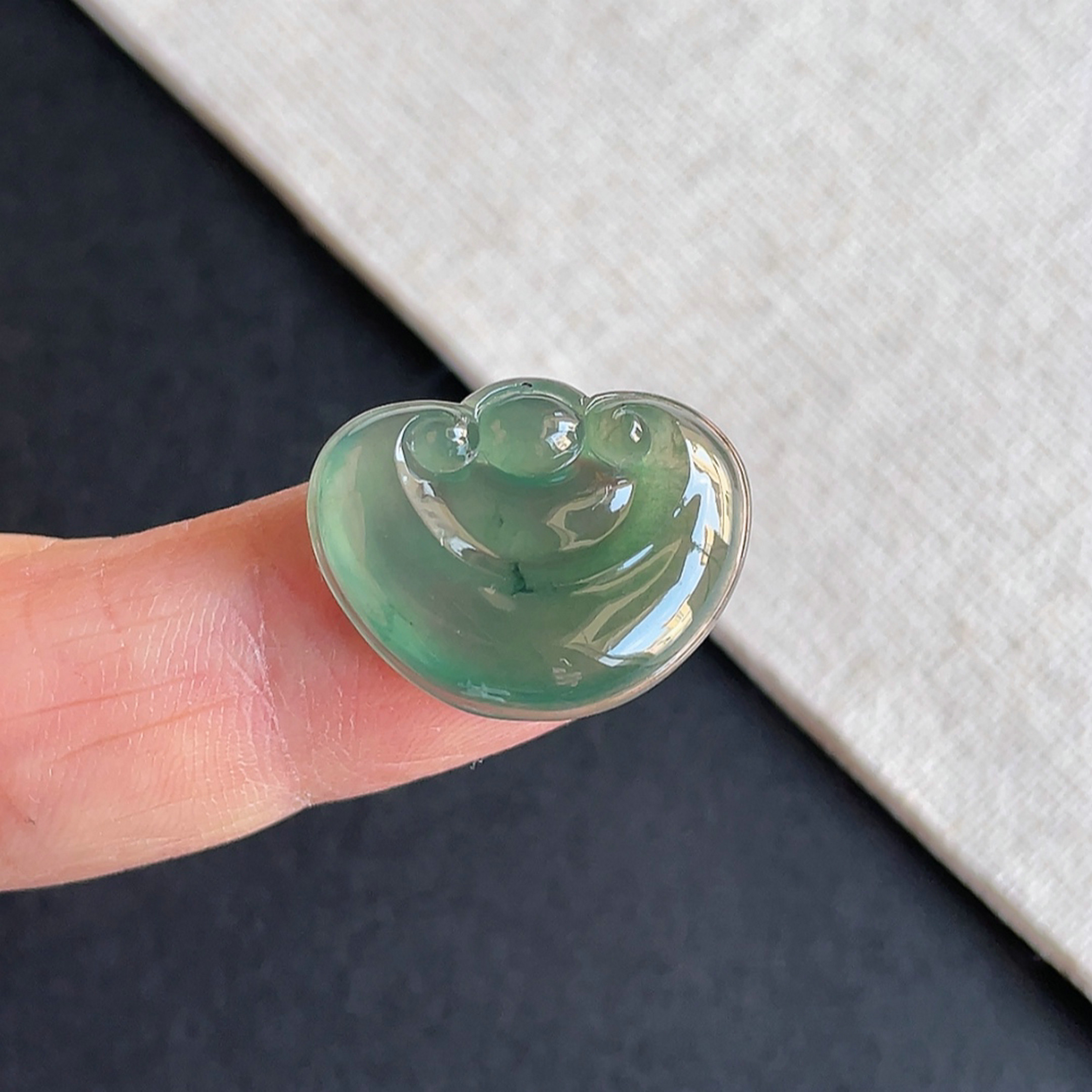 缅甸翡翠冰种满色如意吊坠