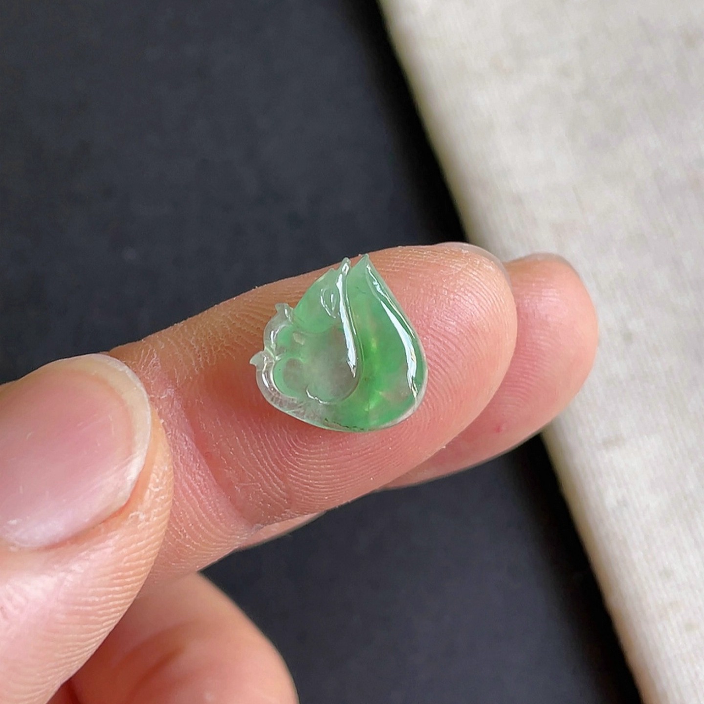 天然翡翠冰种带阳绿松鼠戒面