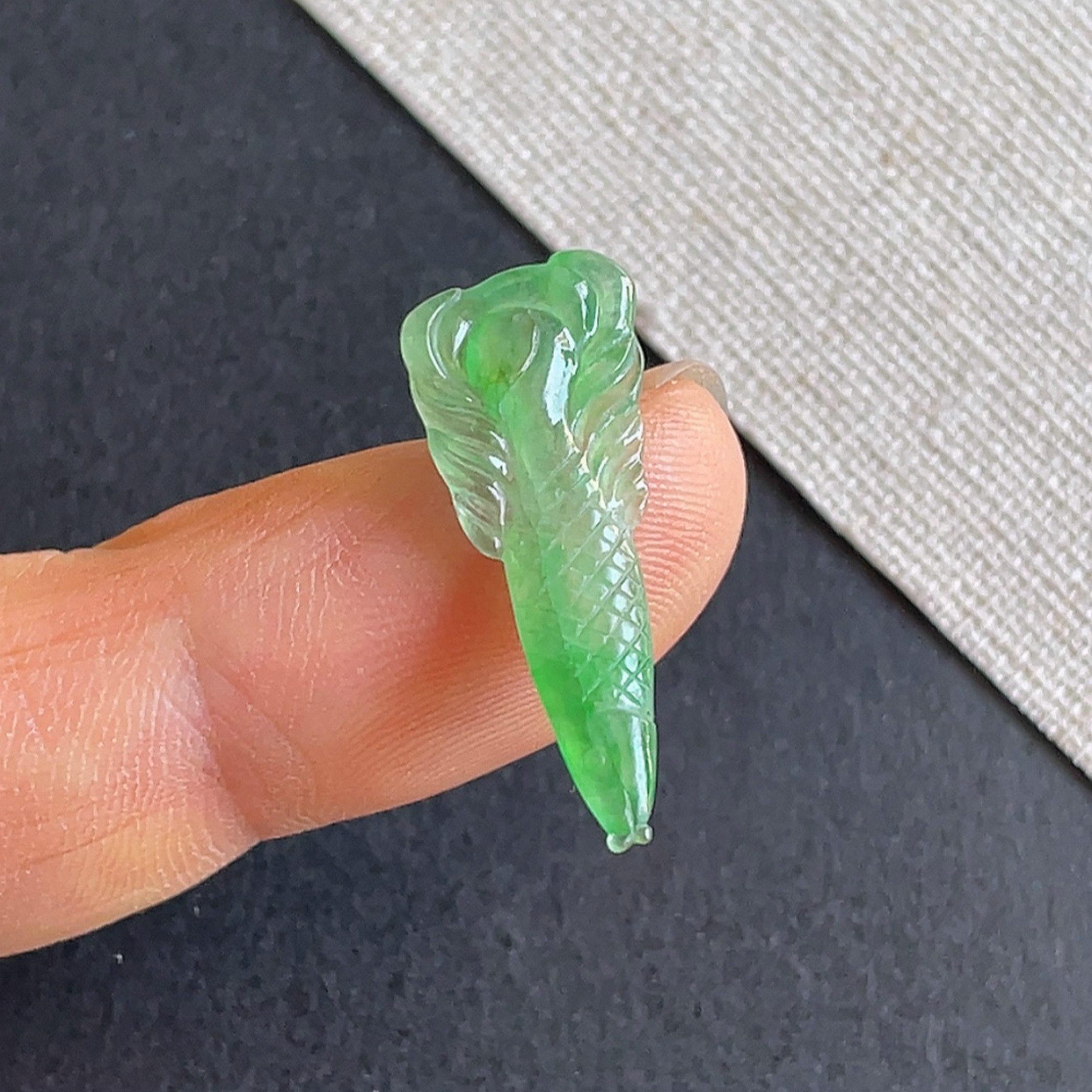 缅甸翡翠a货冰种阳绿翡翠鱼戒面