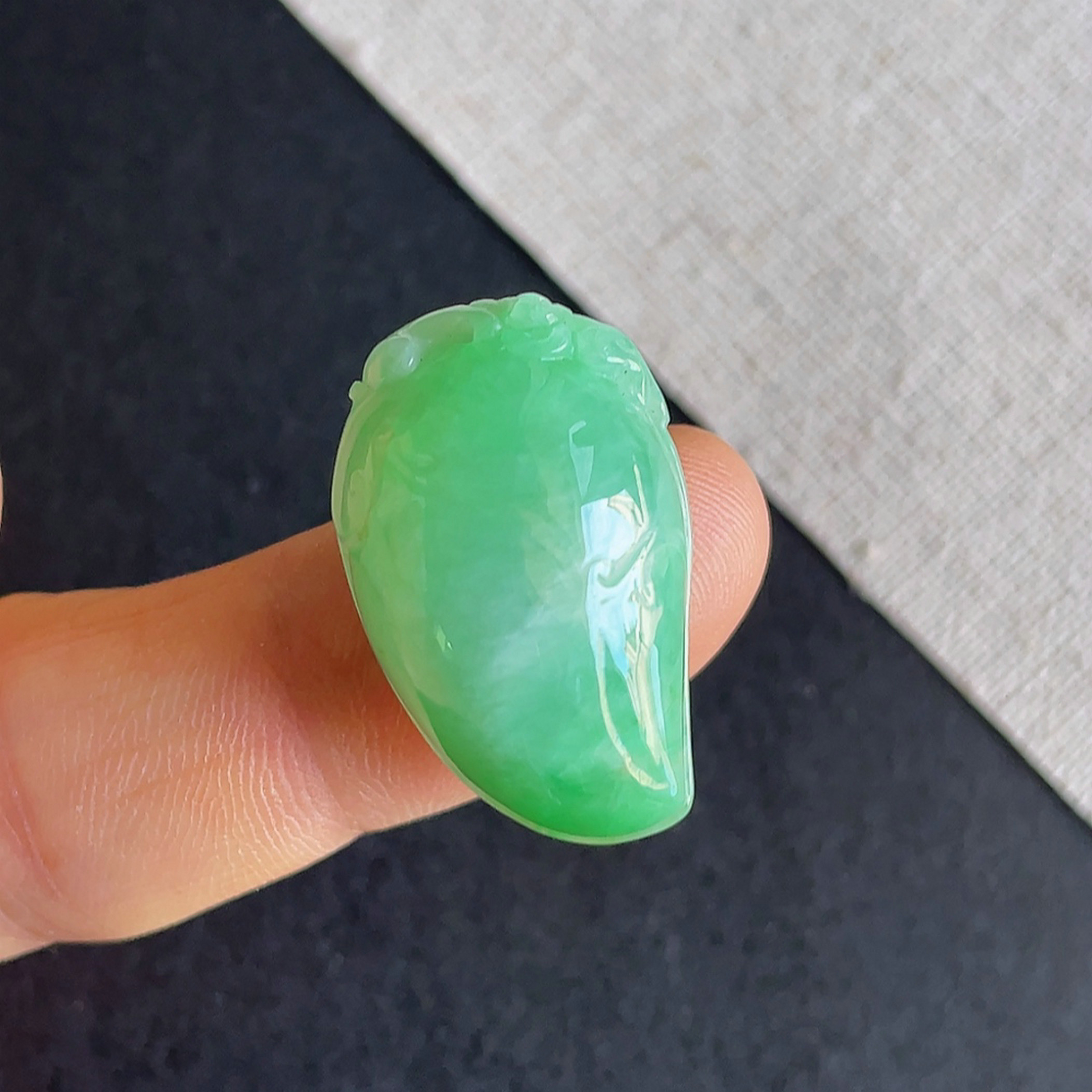 天然缅甸翡翠a货飘阳绿福瓜吊坠