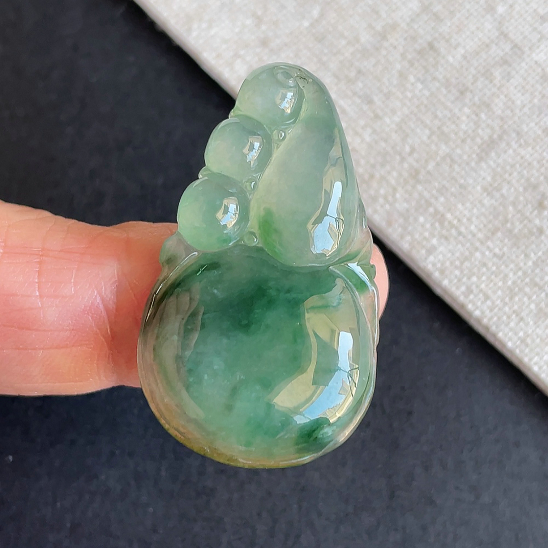 缅甸天然翡翠A货 冰种飘绿葫芦吊坠 附鉴定证书 支持复检