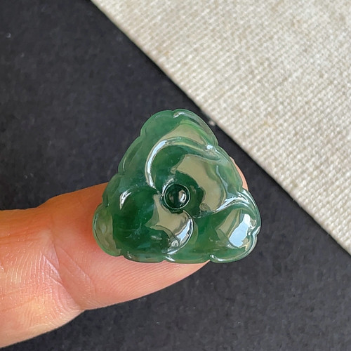天然缅甸翡翠冰种辣绿荷叶戒面