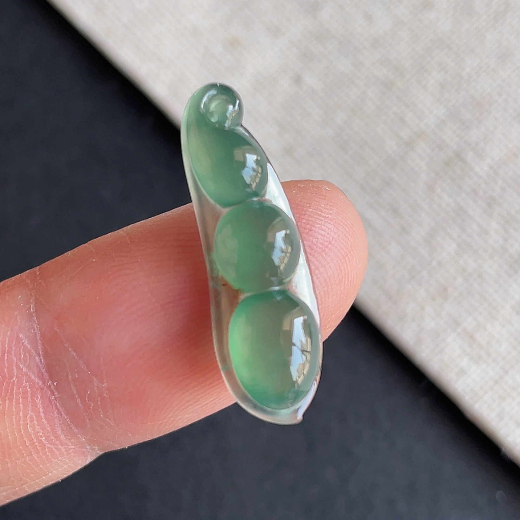 缅甸翡翠冰种满绿四季豆吊坠