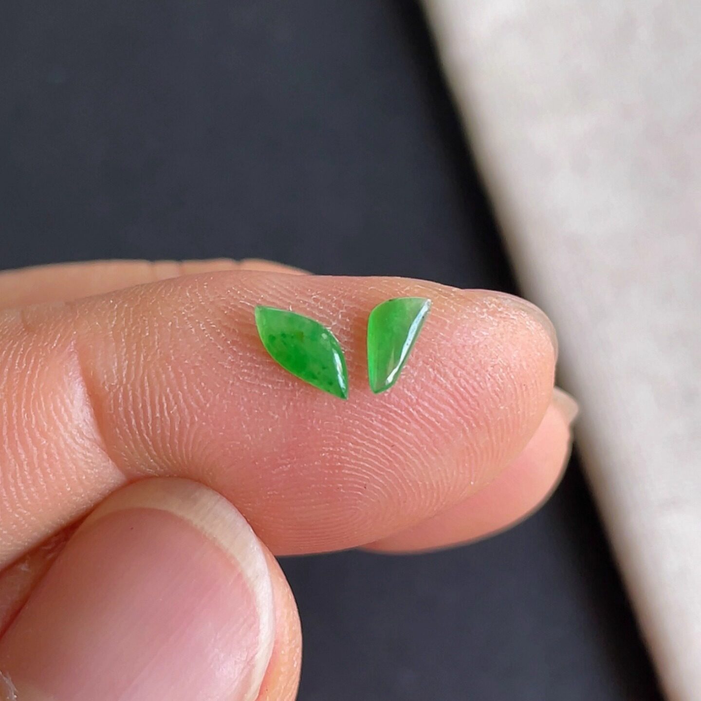 0807-2天然老坑冰种阳绿随形戒面一对 翡翠A货送证书～金晶翡翠