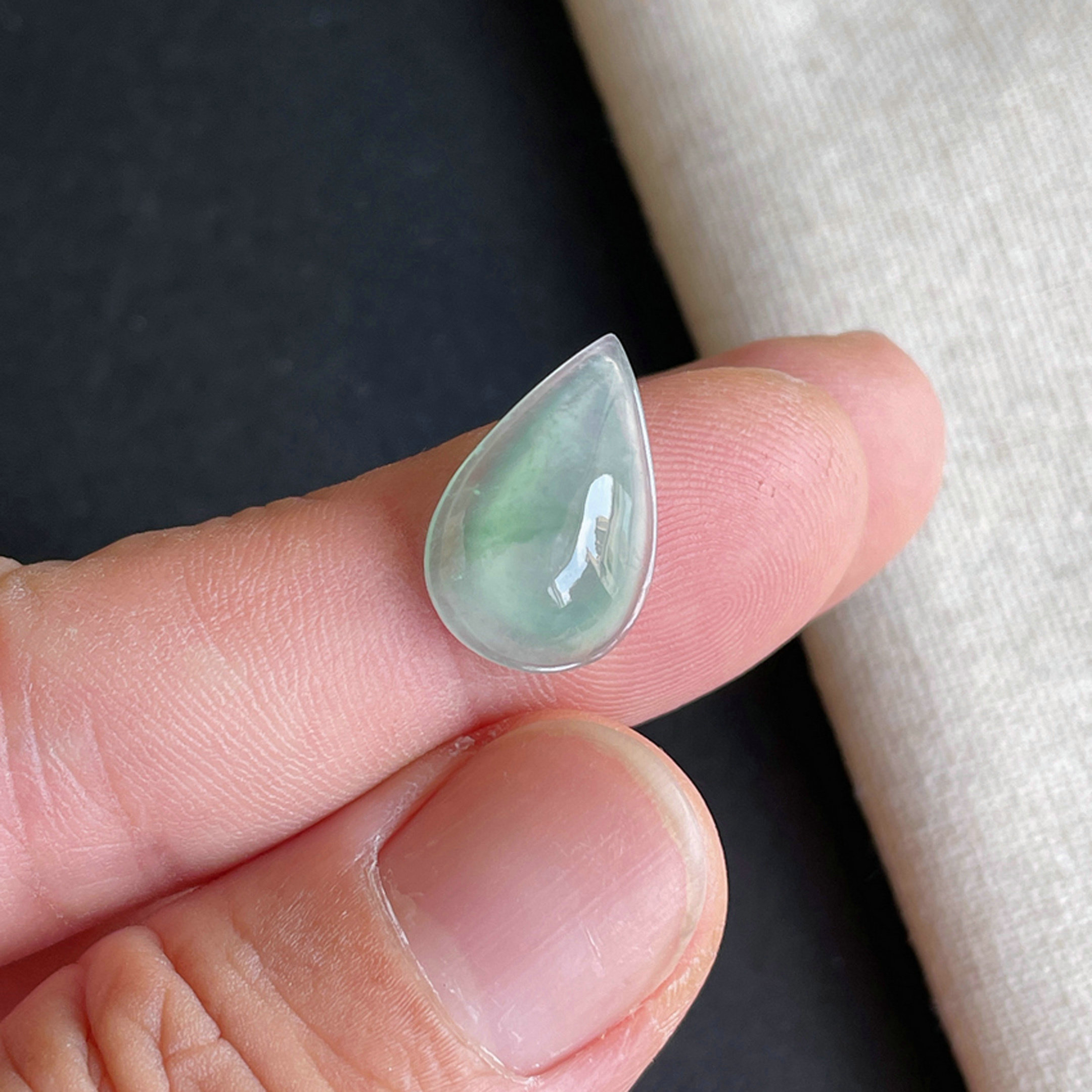 冰种飘阳绿水滴戒面天然翡翠A货