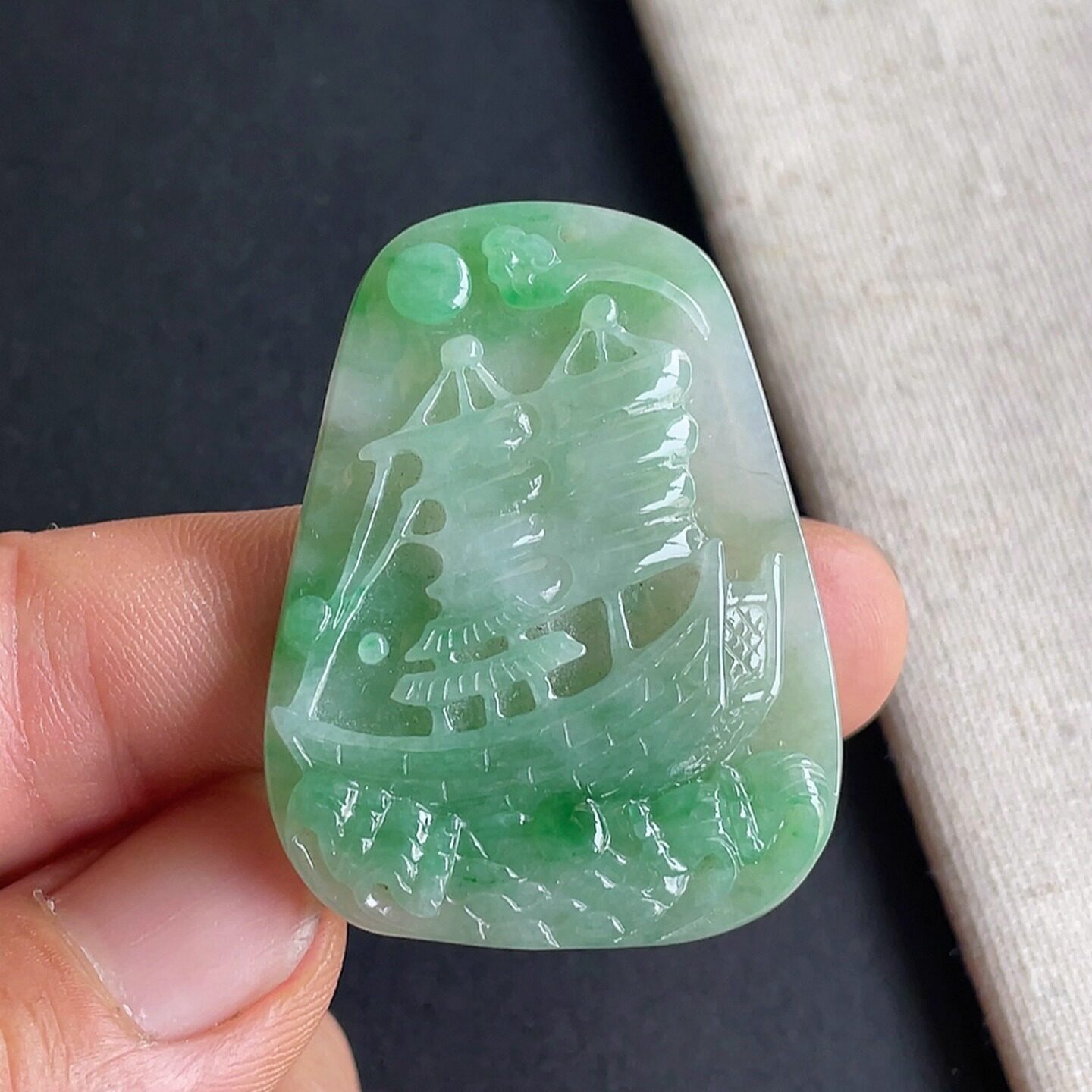 0723-4天然老坑飘阳绿一帆风顺吊坠 翡翠A货送证书～金晶翡翠