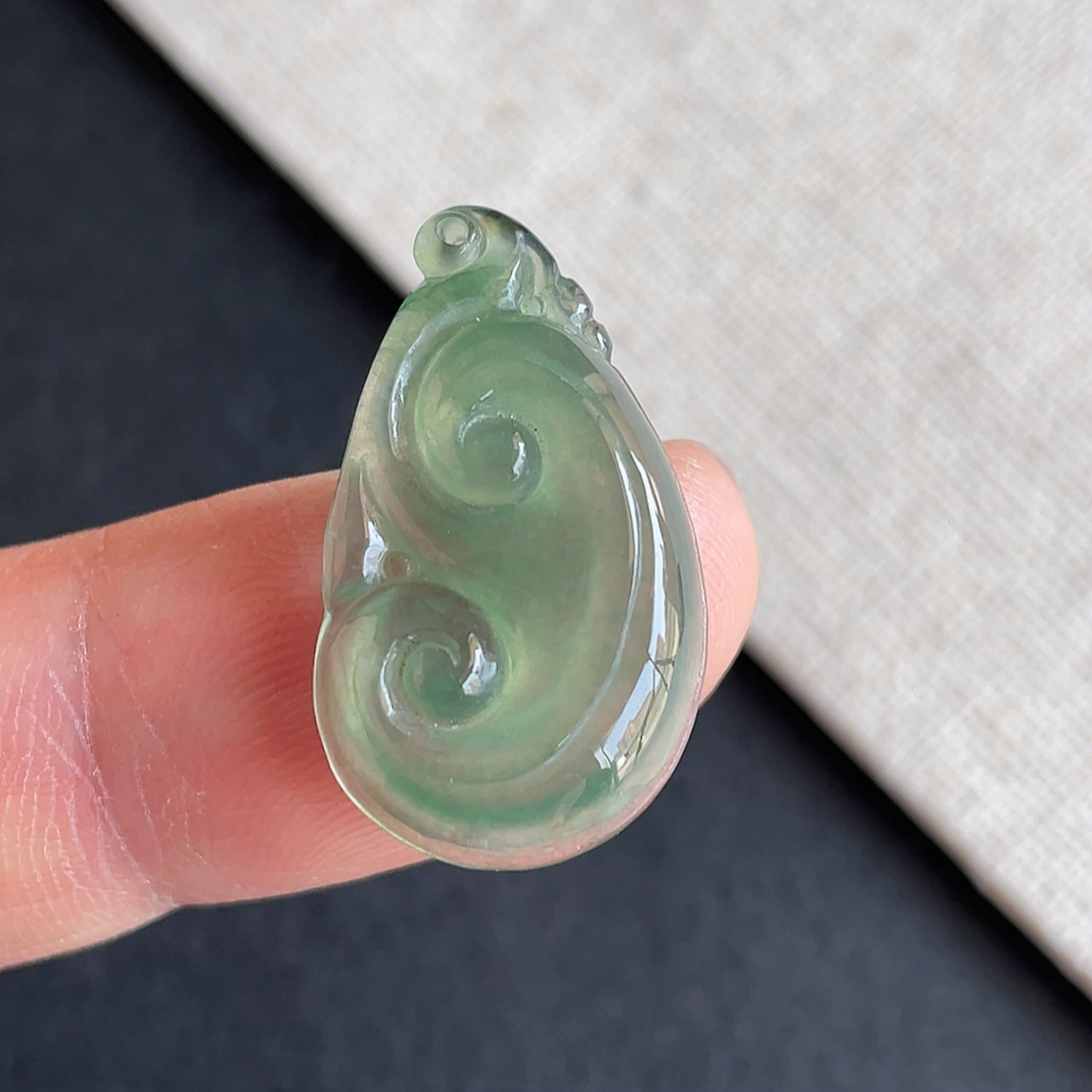 缅甸翡翠冰种满绿如意吊坠