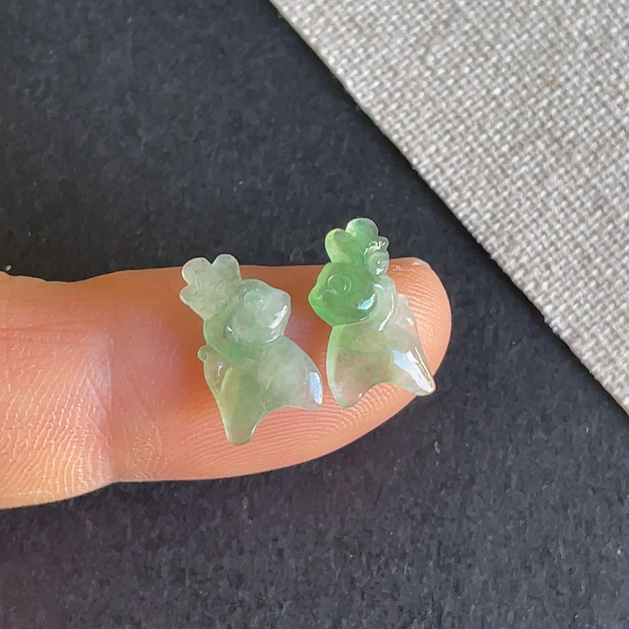 翡翠a货飘阳绿梅花鹿戒面一对