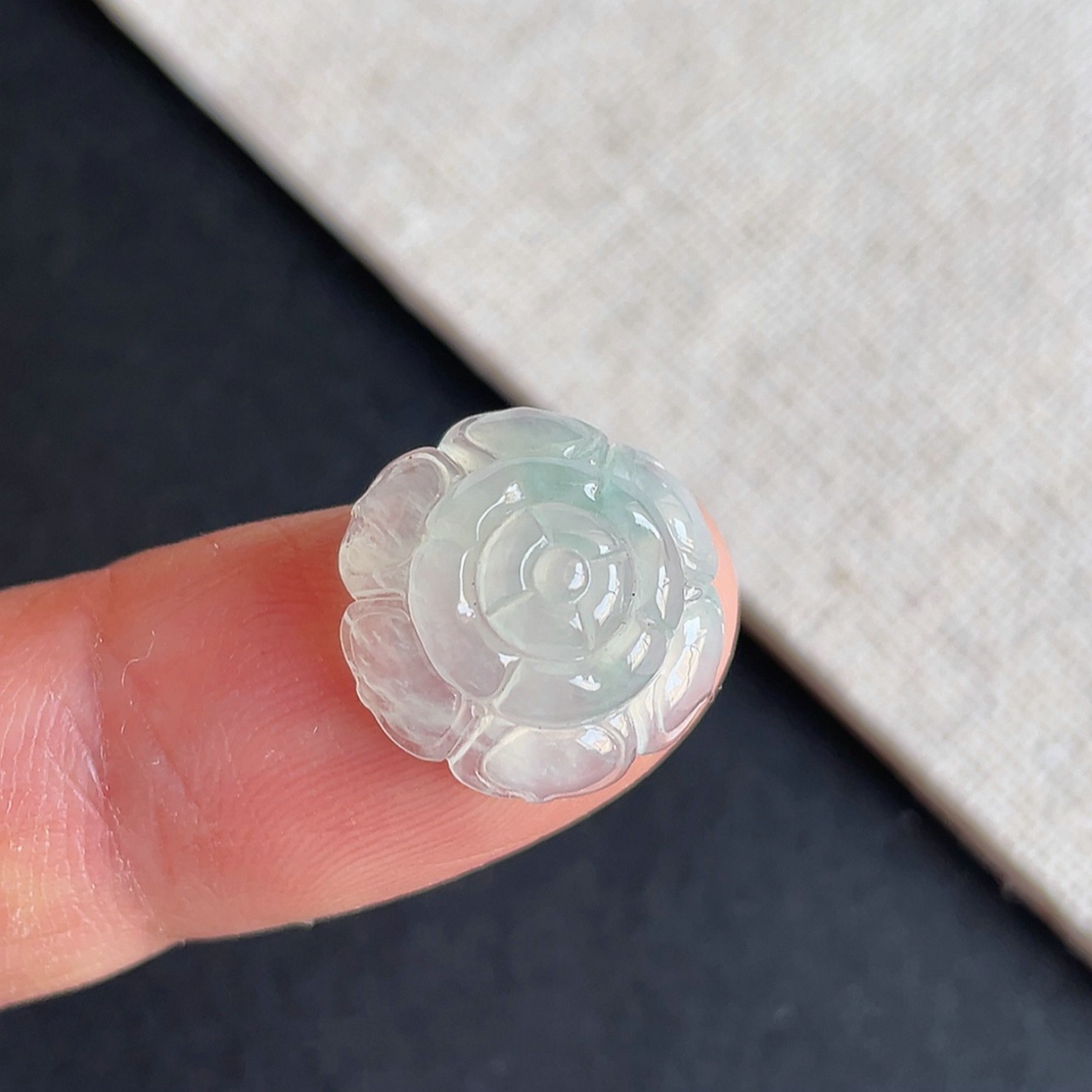 冰种翡翠飘绿花开富贵戒面玉石