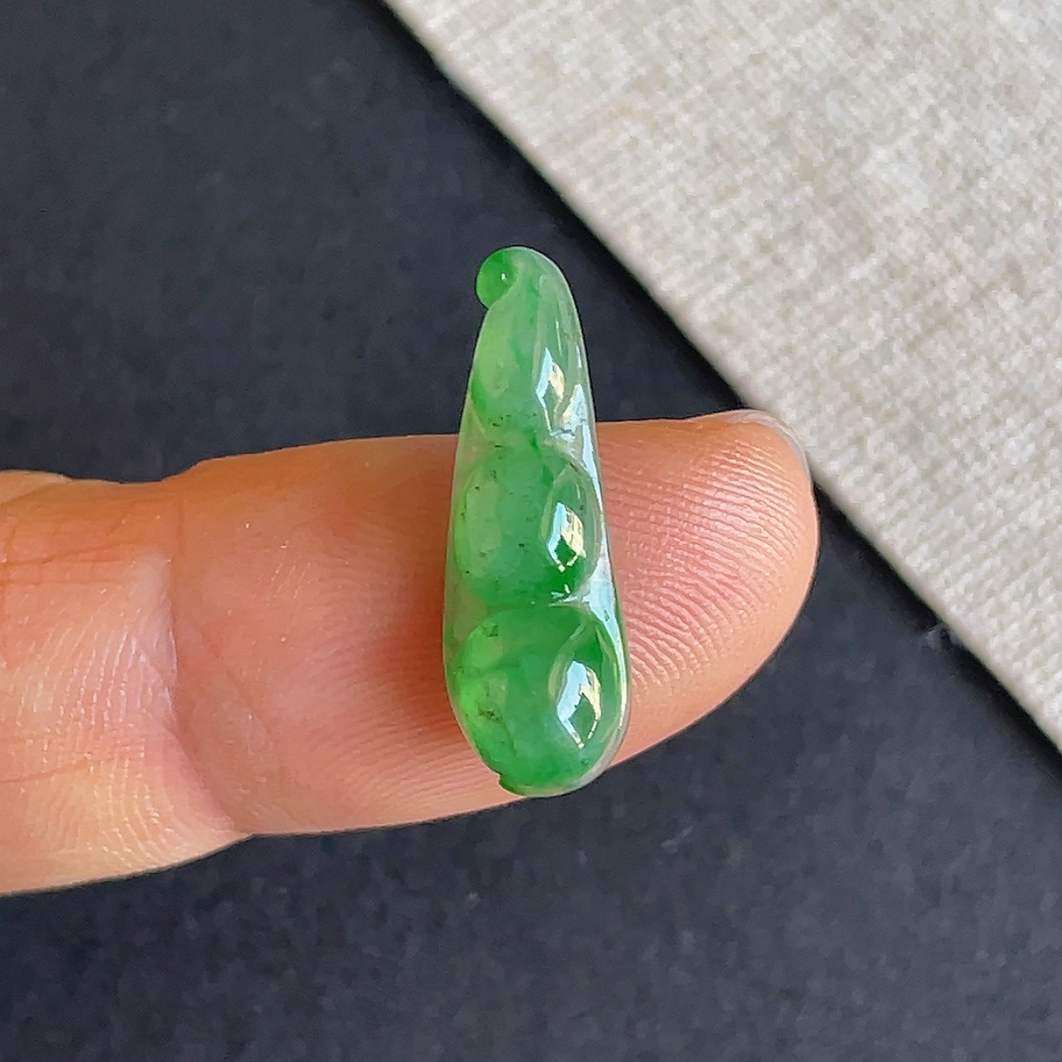 天然翡翠冰种飘阳绿四季豆吊坠