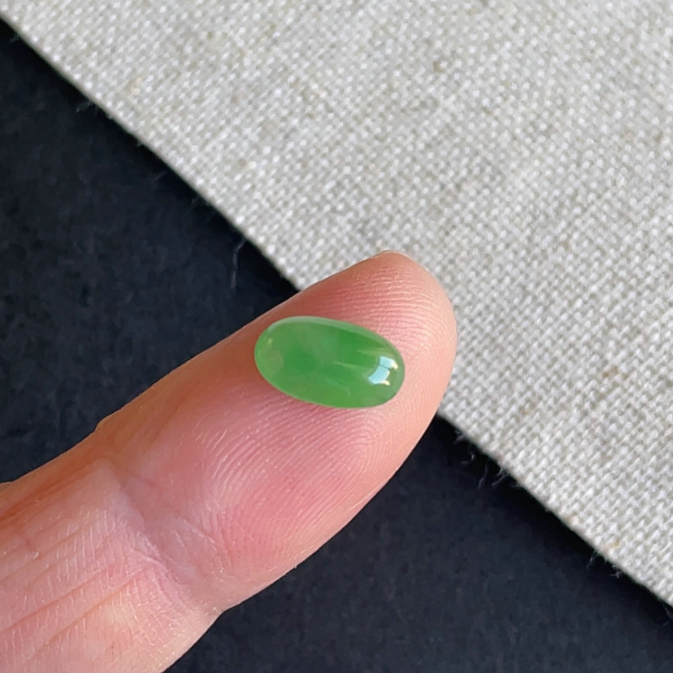 A货翡翠老坑冰种飘阳绿蛋面戒面