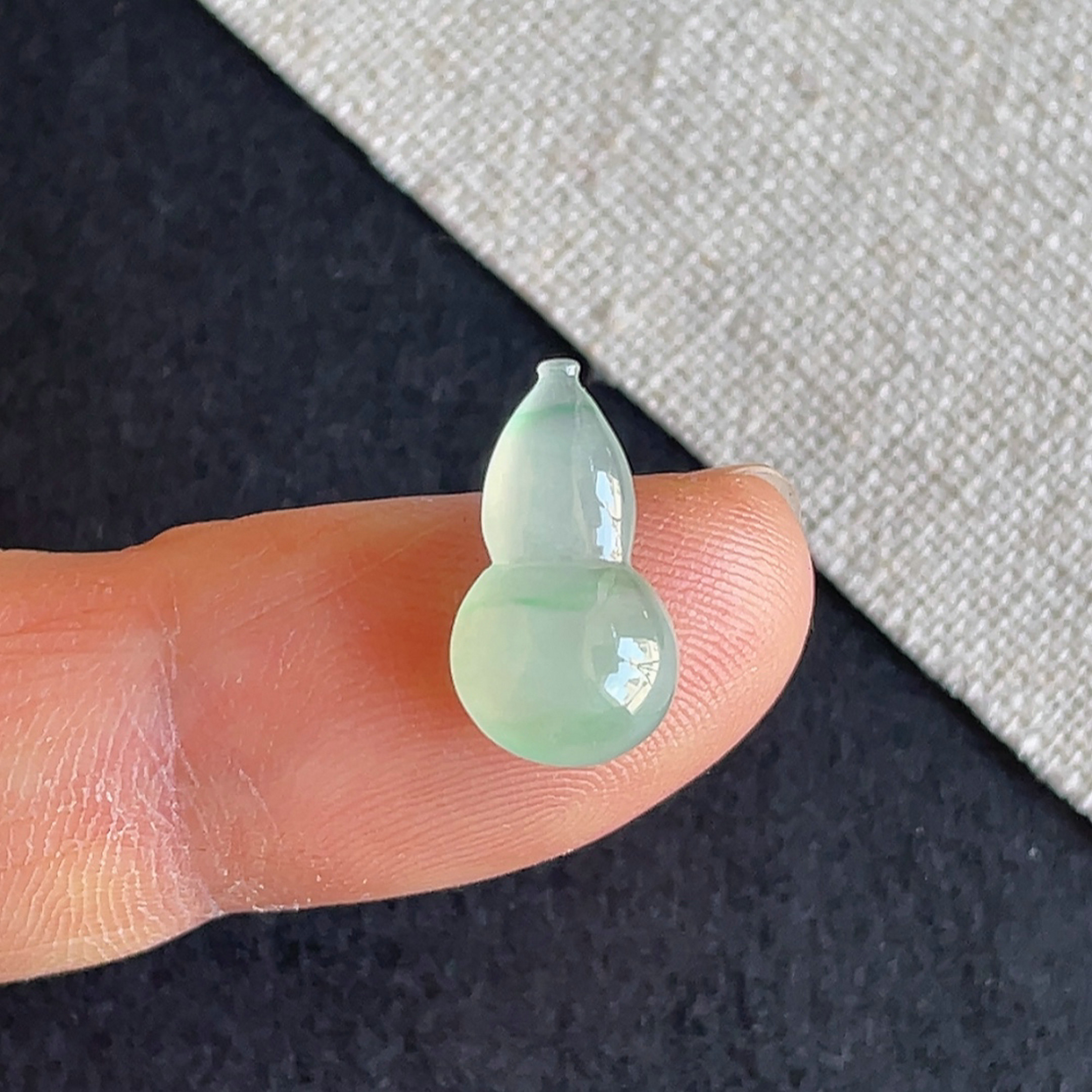 天然翡翠老坑淡阳绿葫芦戒面缅甸