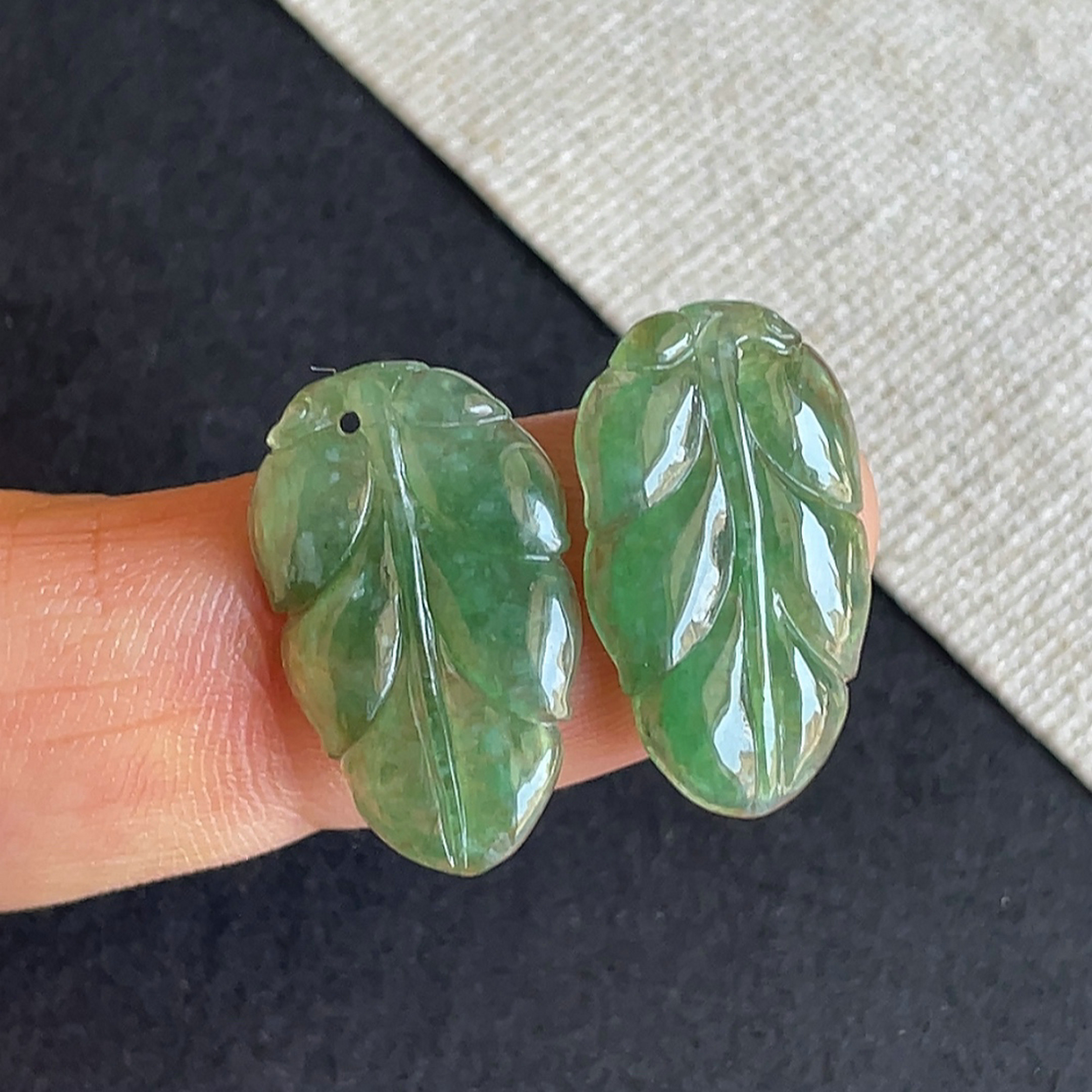 缅甸翡翠冰种满色叶子吊坠一对