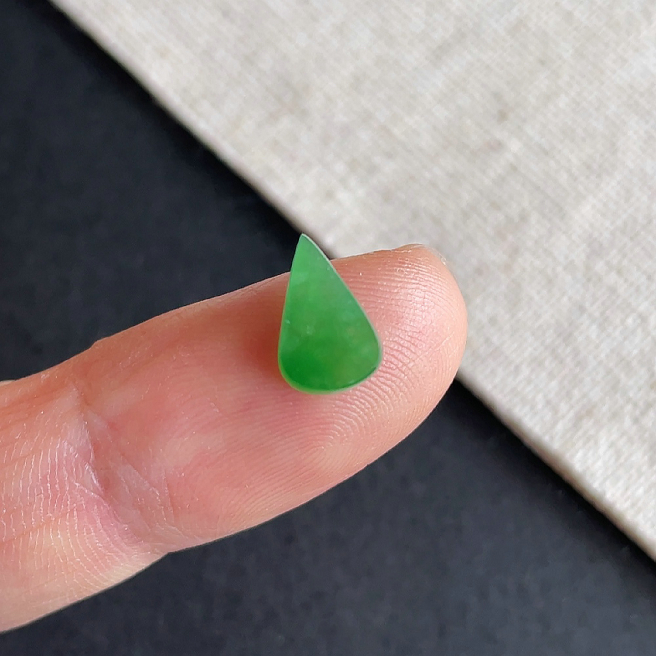 翡翠老坑冰种阳绿水滴戒面