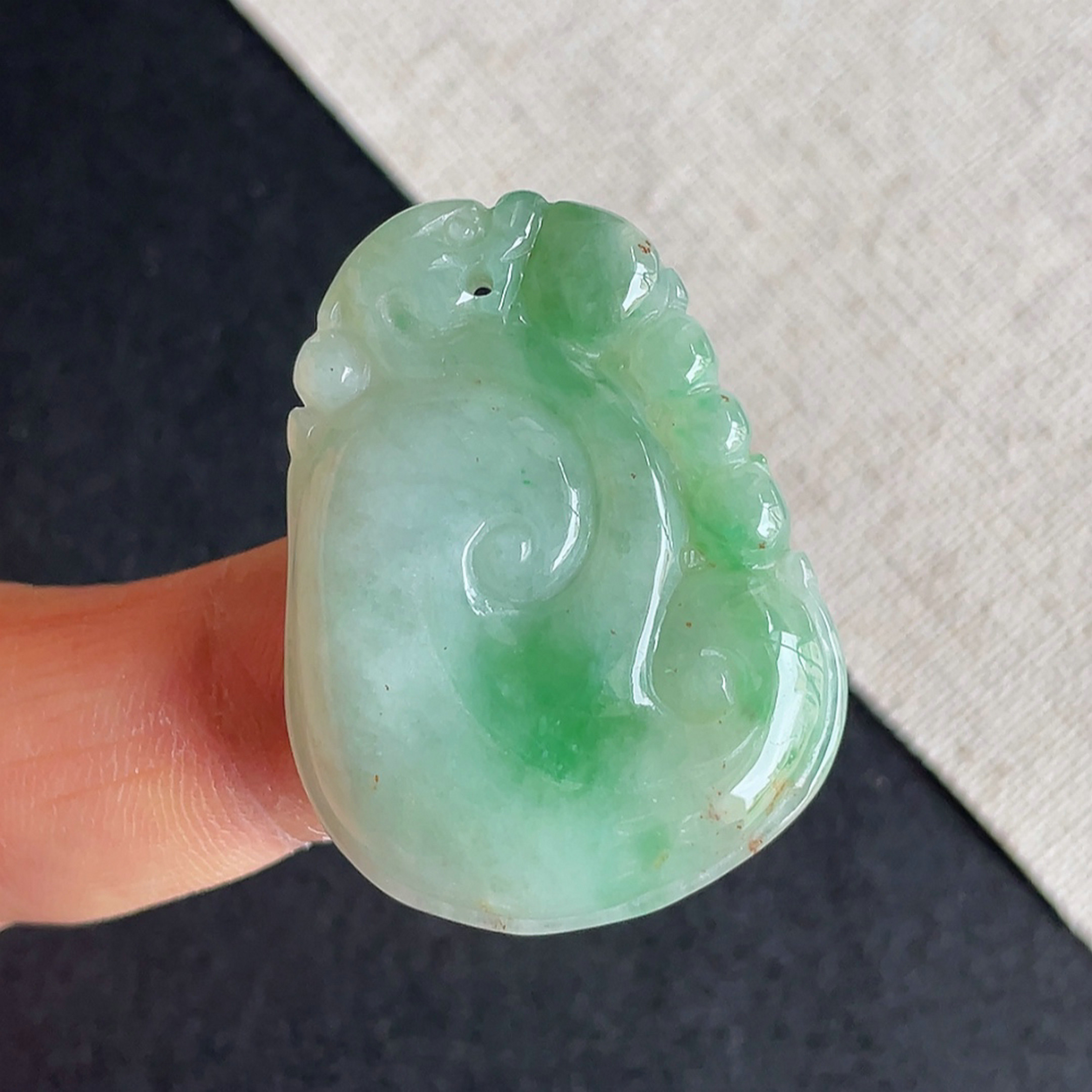 天然翡翠飘阳绿如意吊坠缅甸老坑