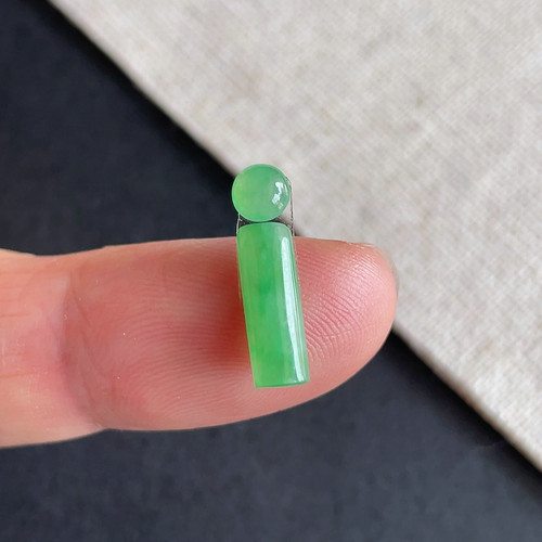 A货翡翠冰种飘阳绿素面戒面一套