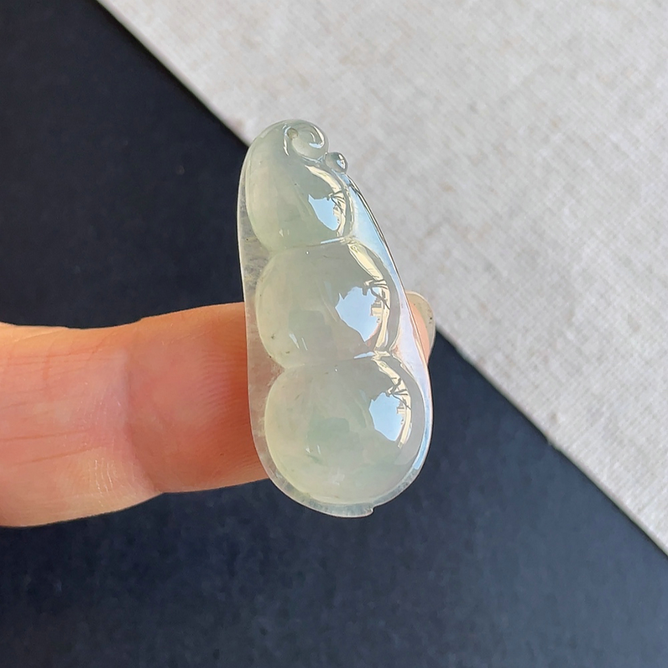 缅甸天然翡翠冰种四季豆吊坠