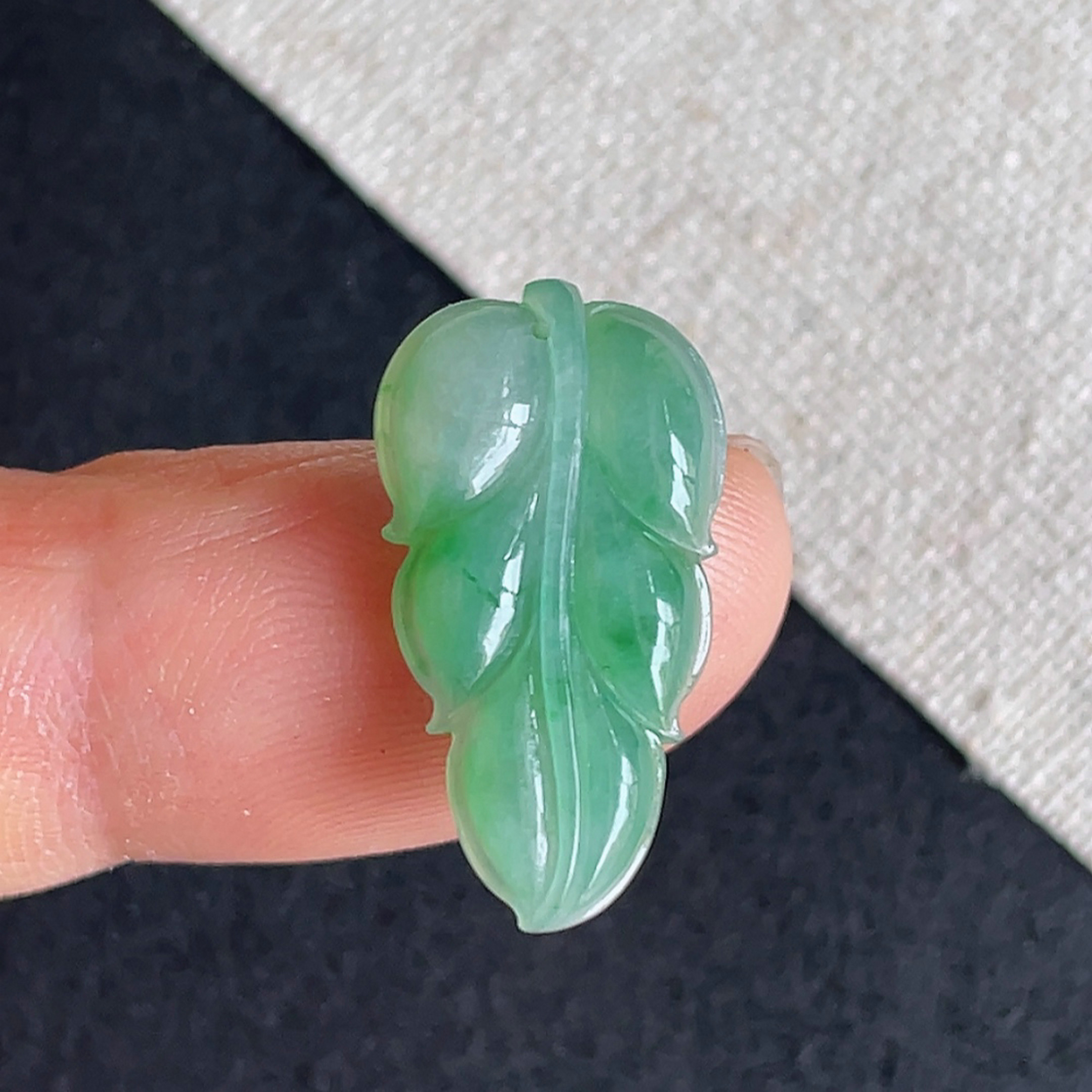 冰糯种飘阳绿叶子吊坠天然翡翠