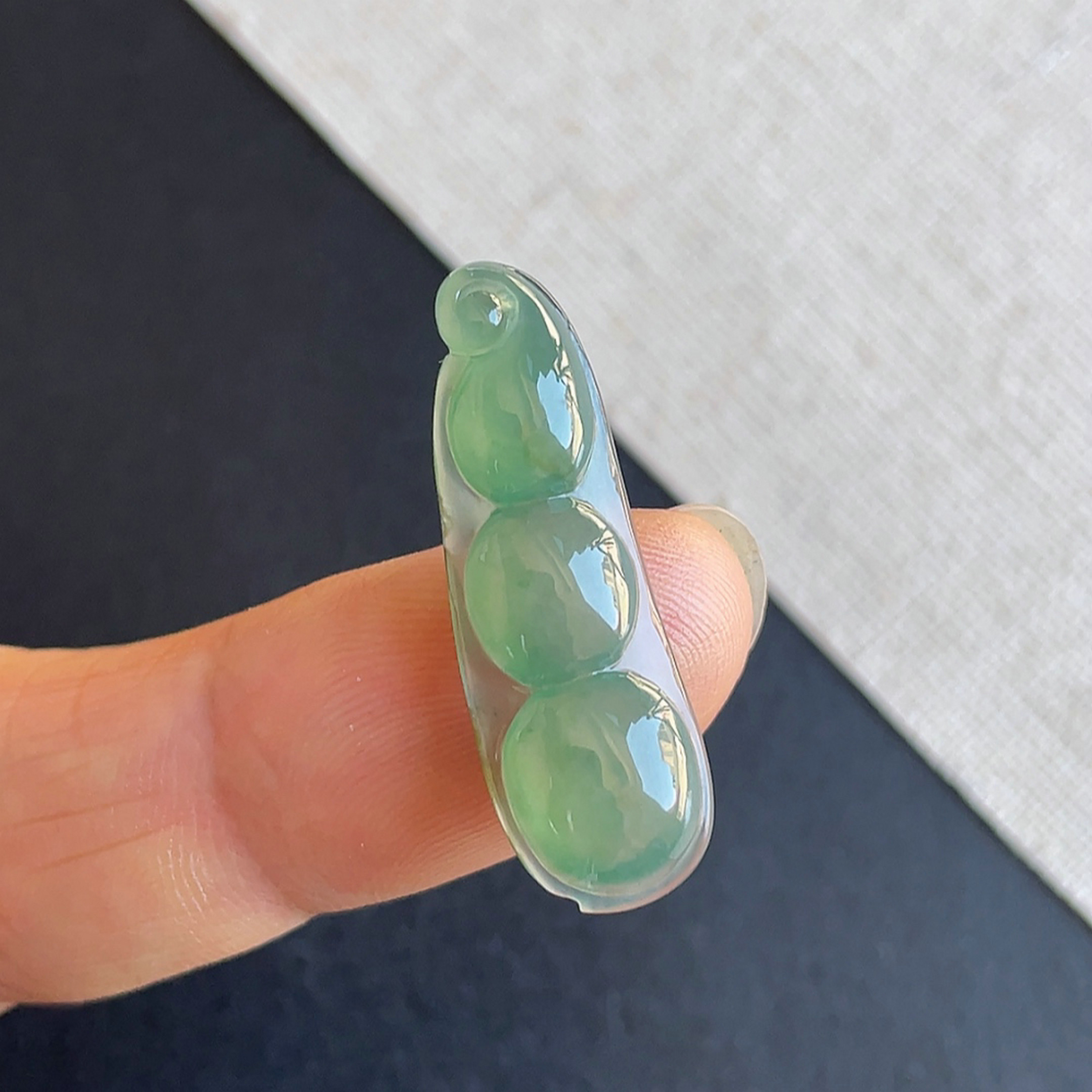 天然翡翠冰种满绿四季豆吊坠